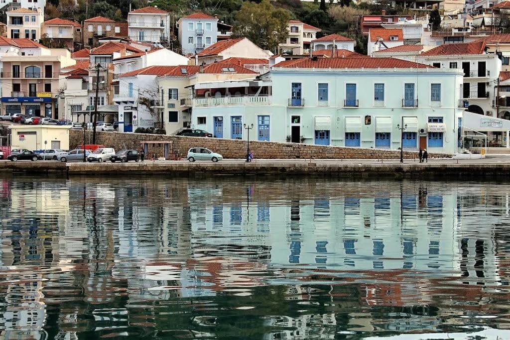 Pylos before midnight