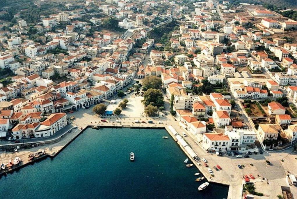 Pylos before midnight
