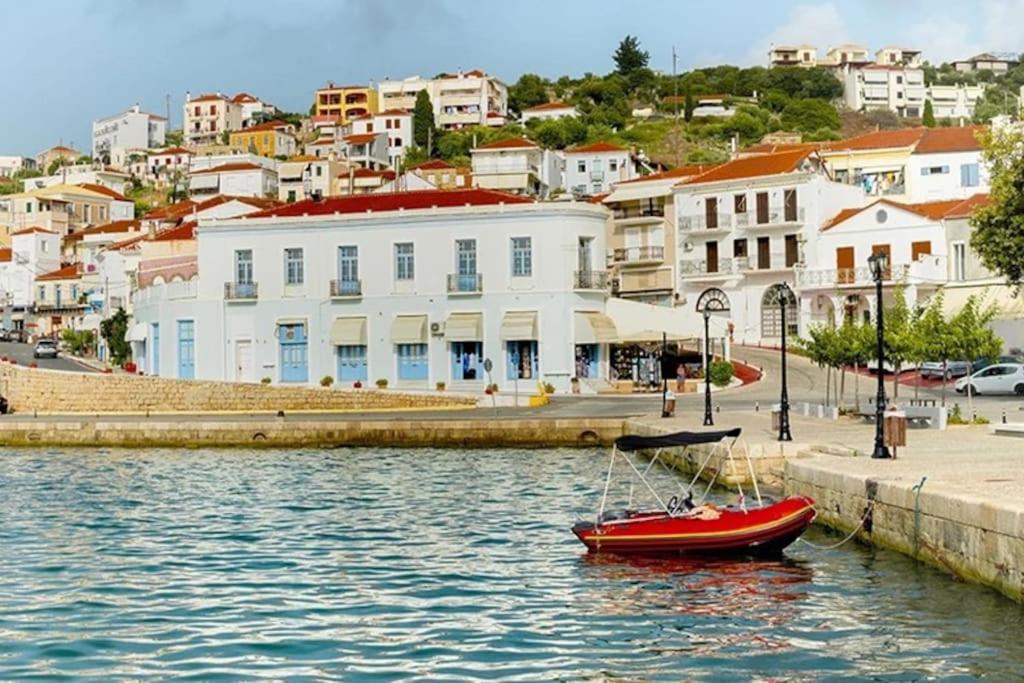 Pylos before midnight