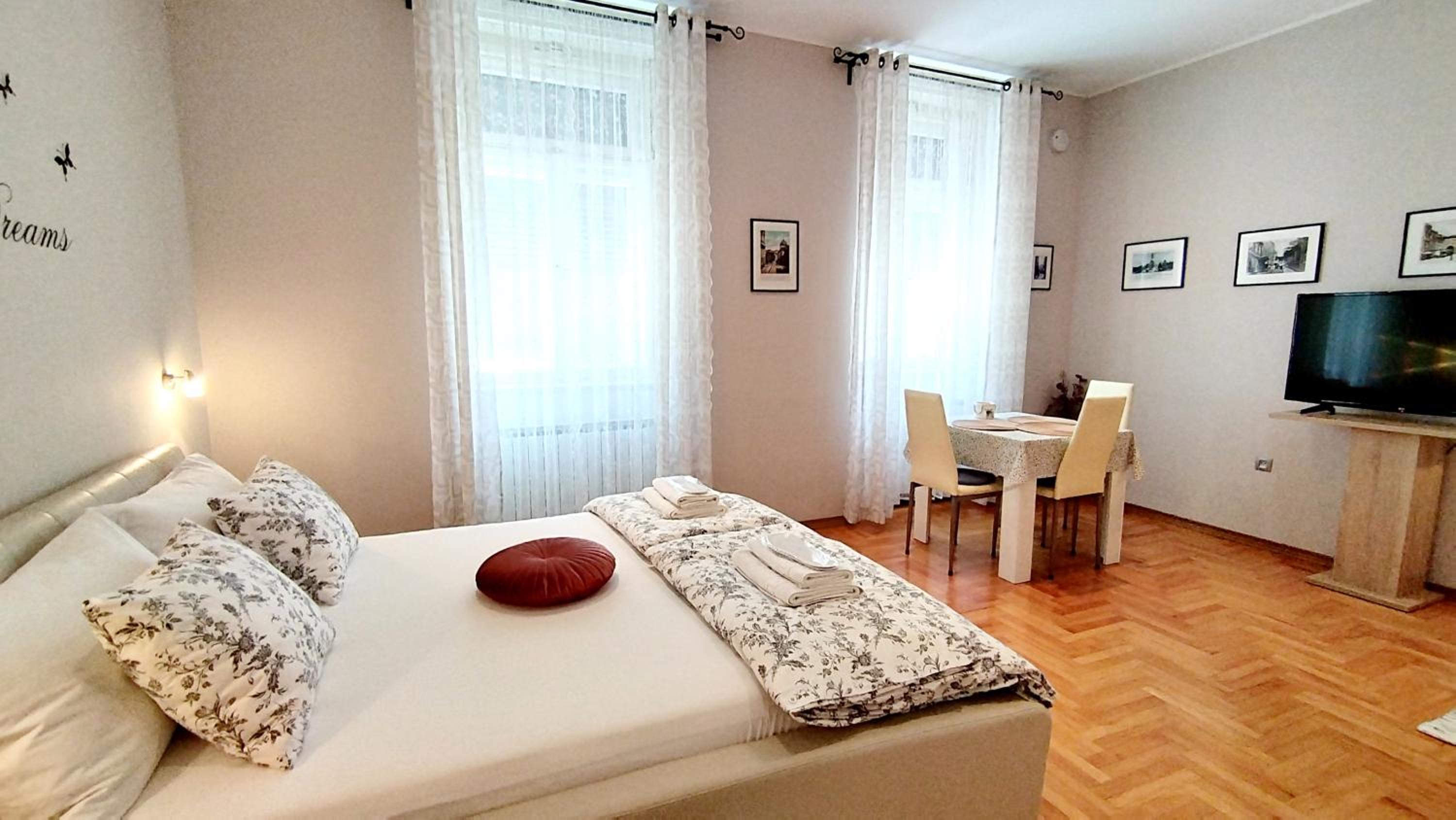 Lavender - City Room with free parking view 5