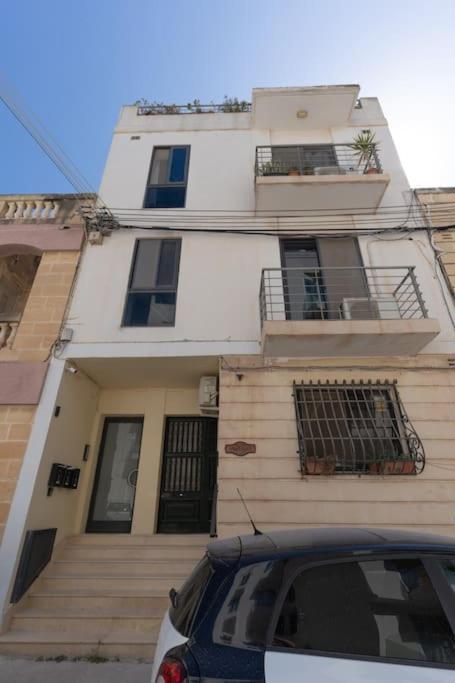 Charming 2-Bed in Swieqi-Hosted by Sweetstay view 4