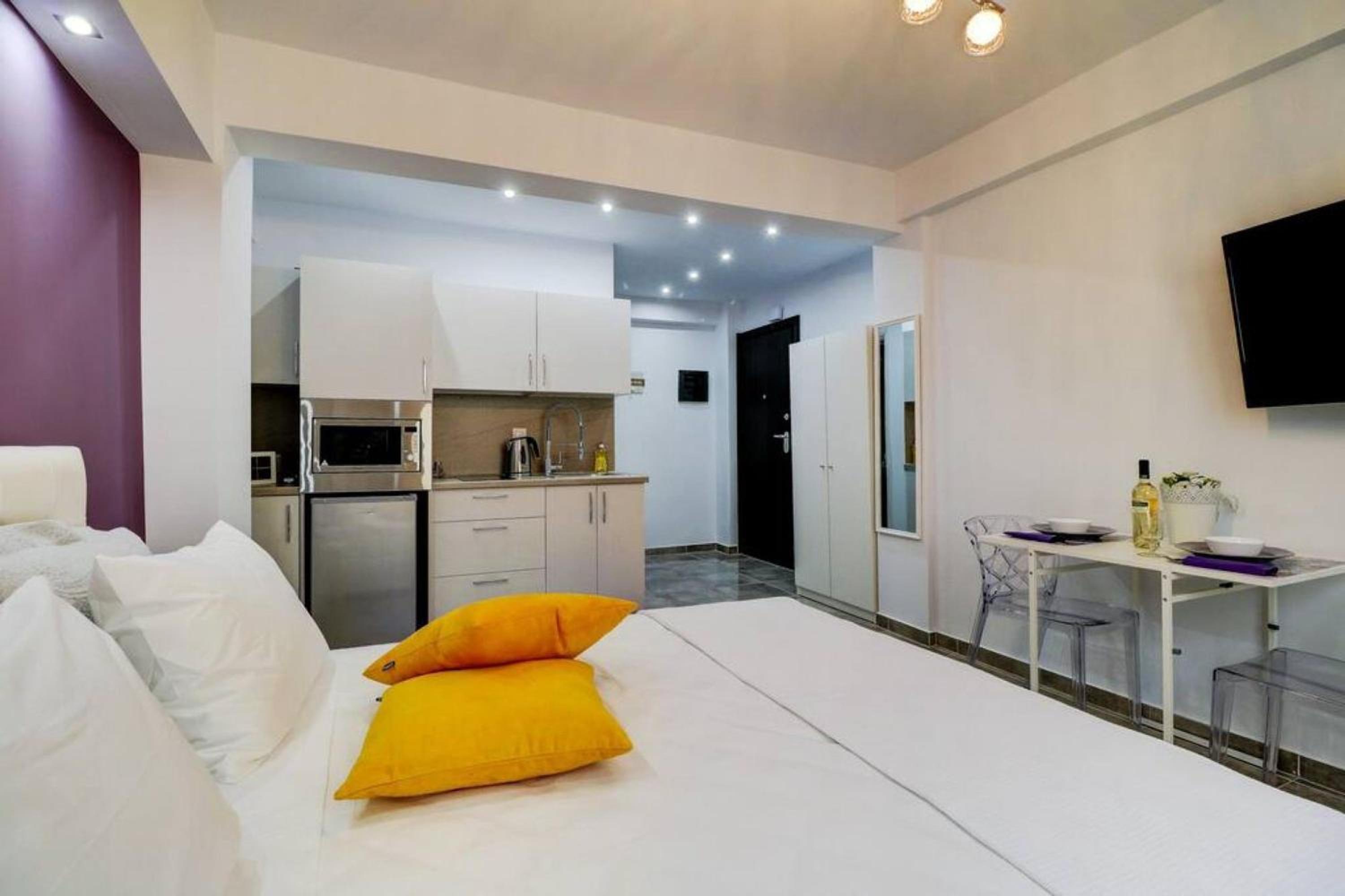 Purple- Lux studio 2' from metro Petralona