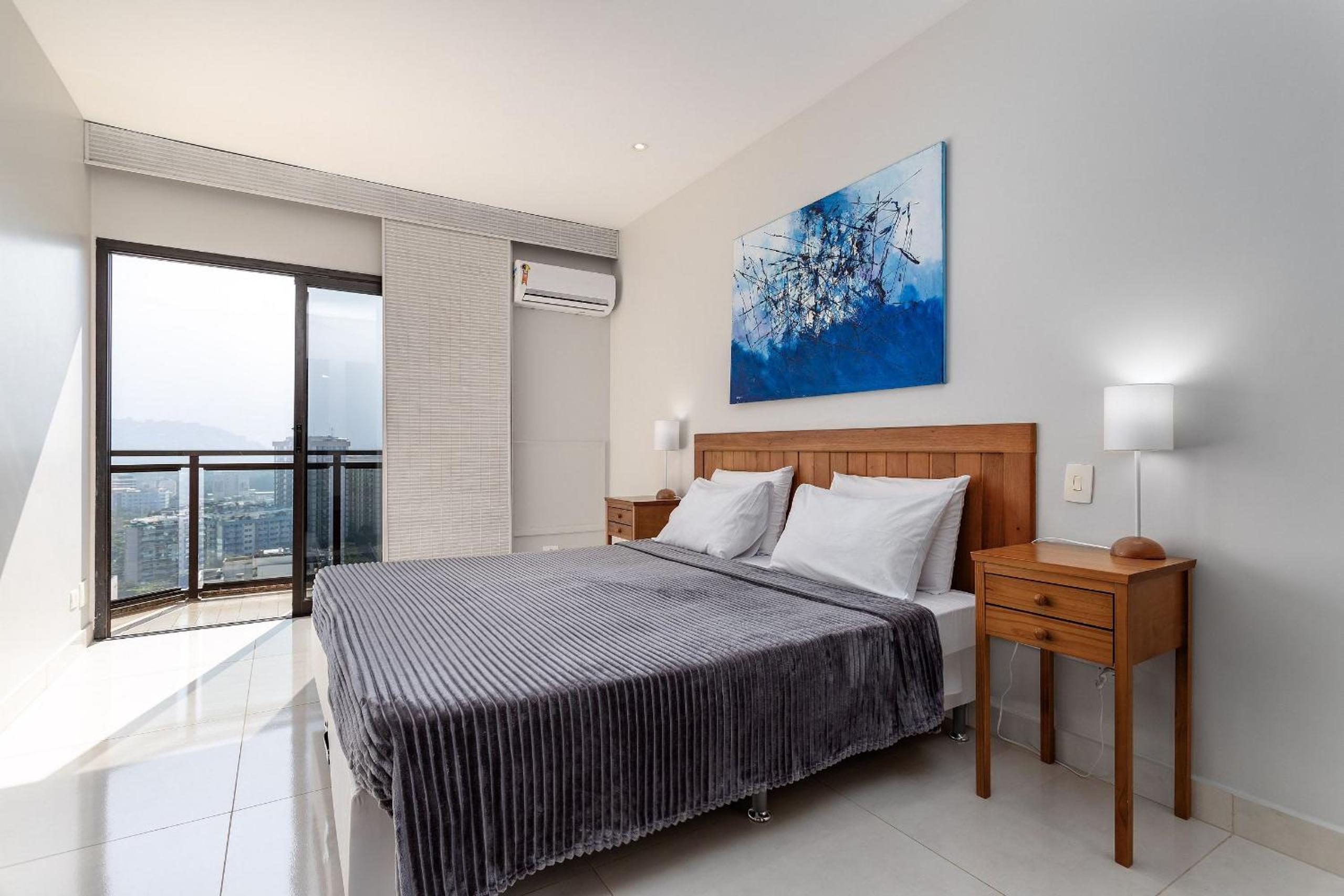 (1806) 150 Meters from Leblon Beach with Swimming Pool, Gym, Daily Housekeeping, Sea View and View of Christ