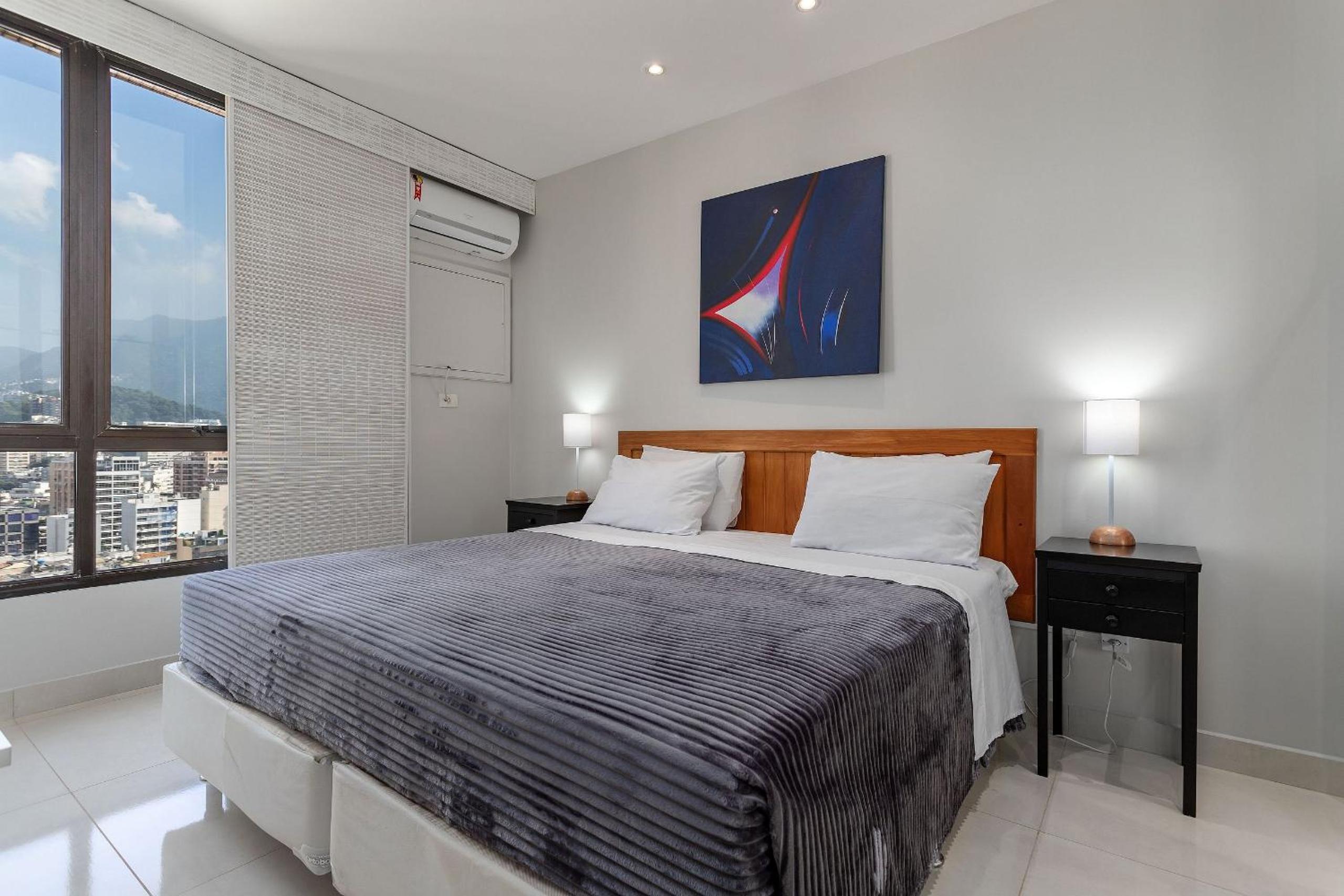 (1806) 150 Meters from Leblon Beach with Swimming Pool, Gym, Daily Housekeeping, Sea View and View of Christ