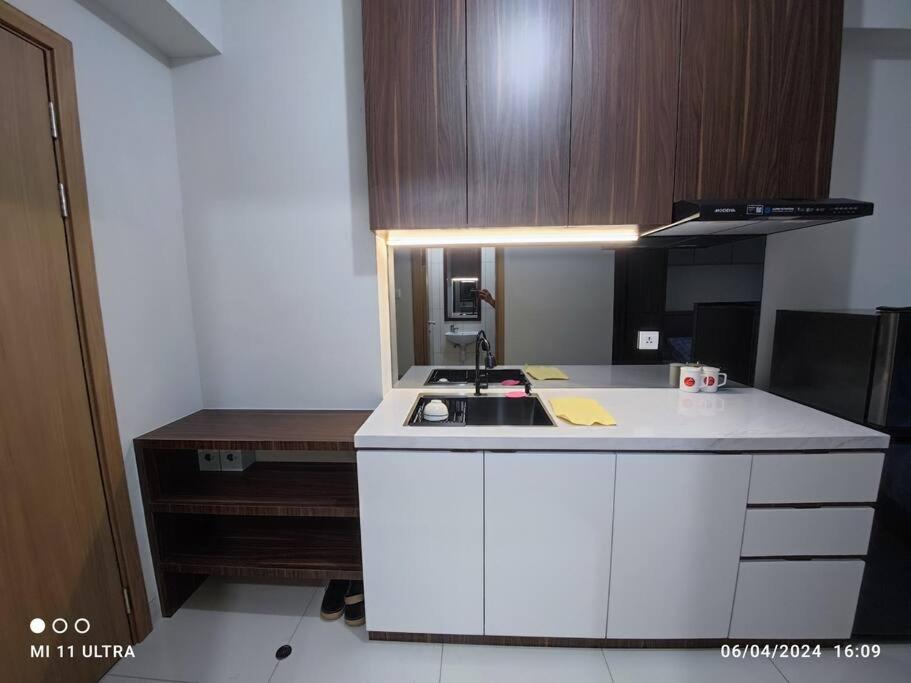 Studio Town Baloi Indah 6mins drive to Grand Mall by Saju Living view 5
