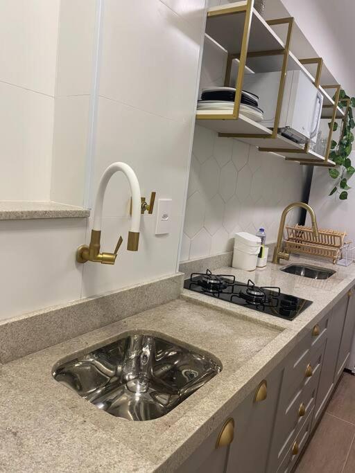 Studio dourado no coração da Av Paulista