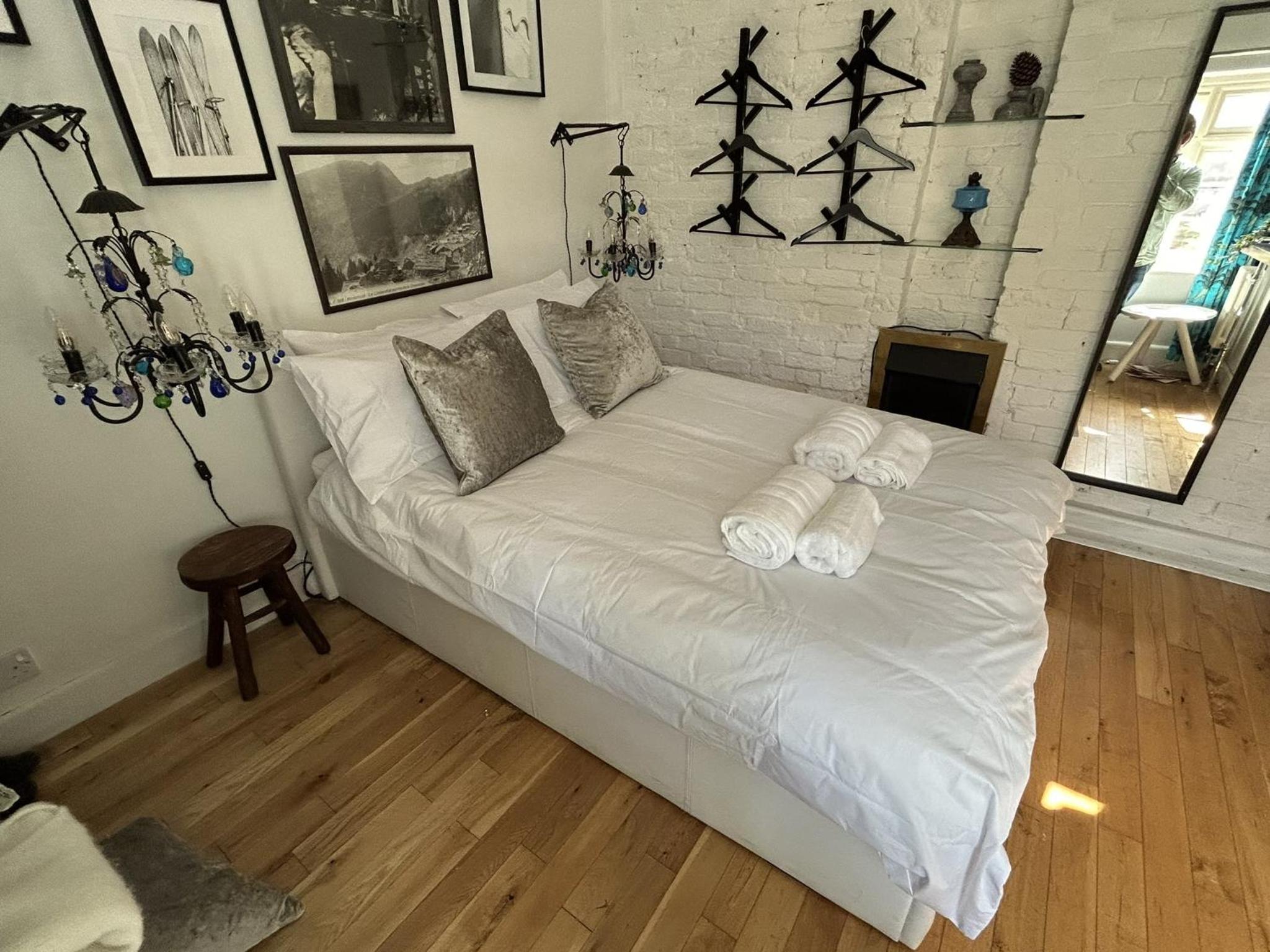 Boutique cottage with fabulous hot tub and generous garden view 3