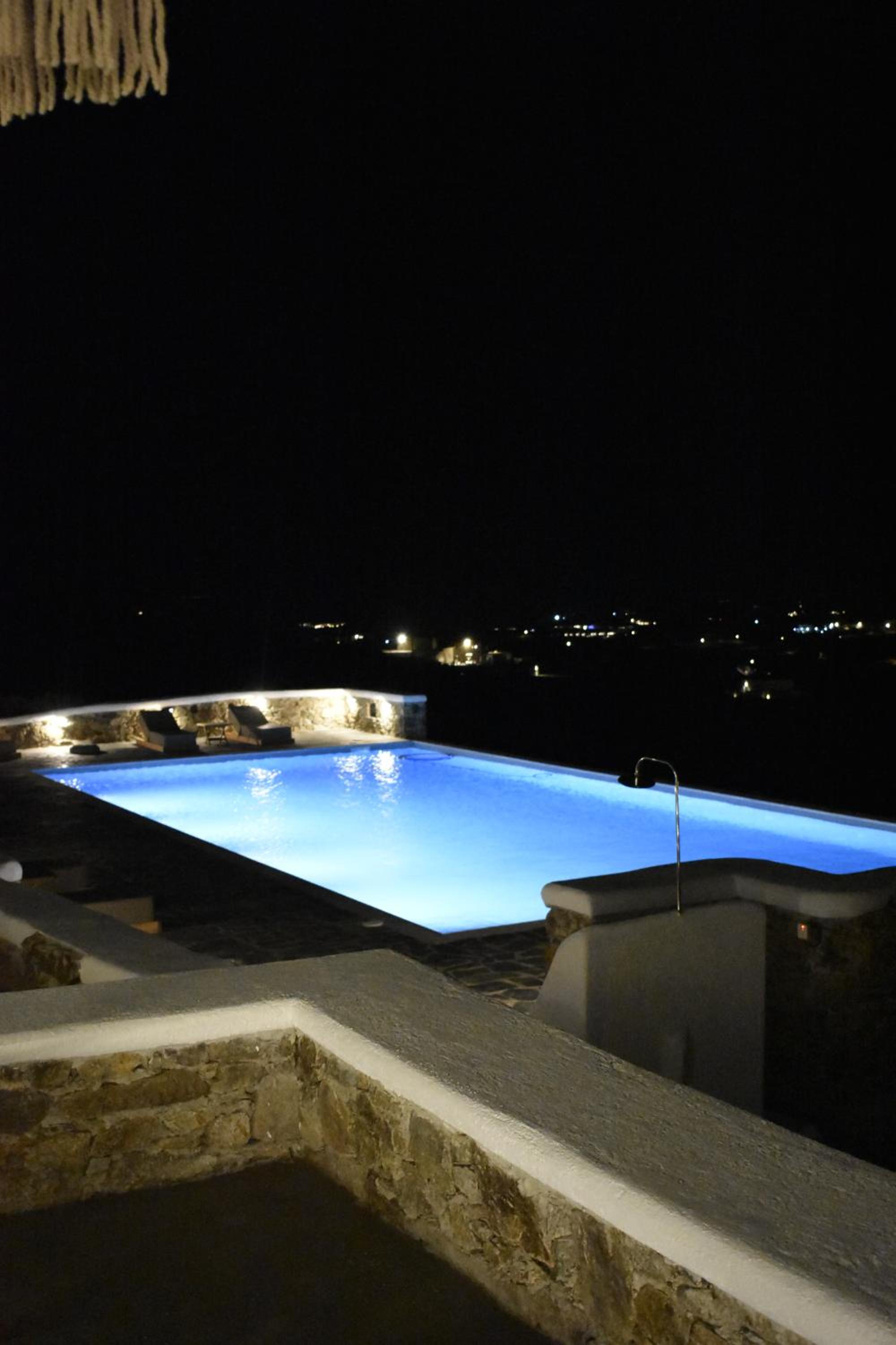 Thronos Suites