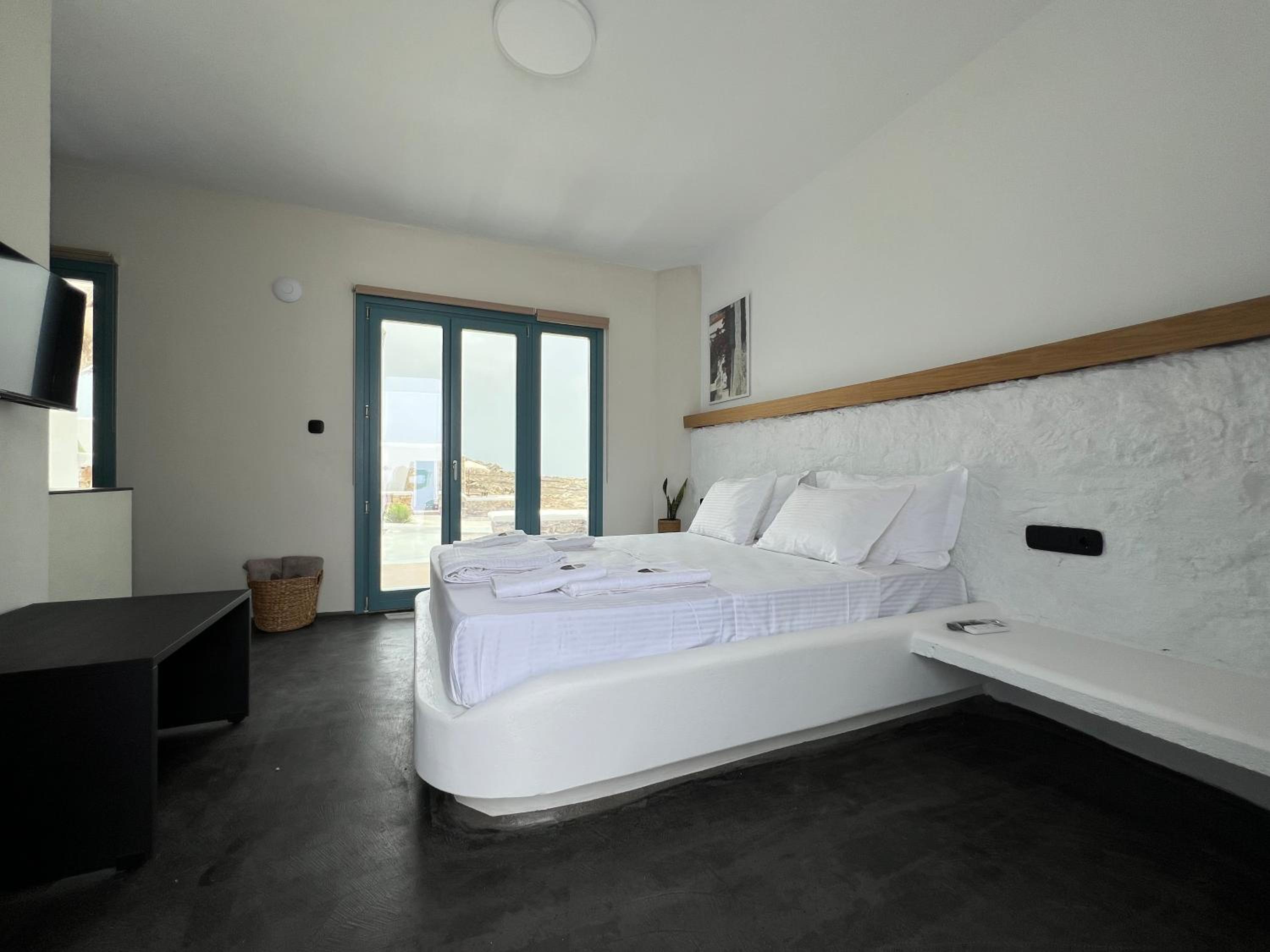 Thronos Suites
