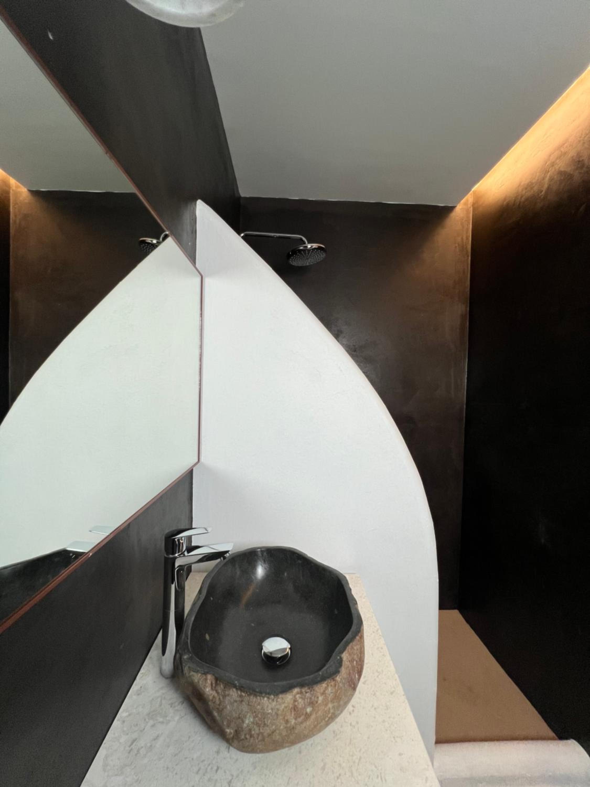 Thronos Suites