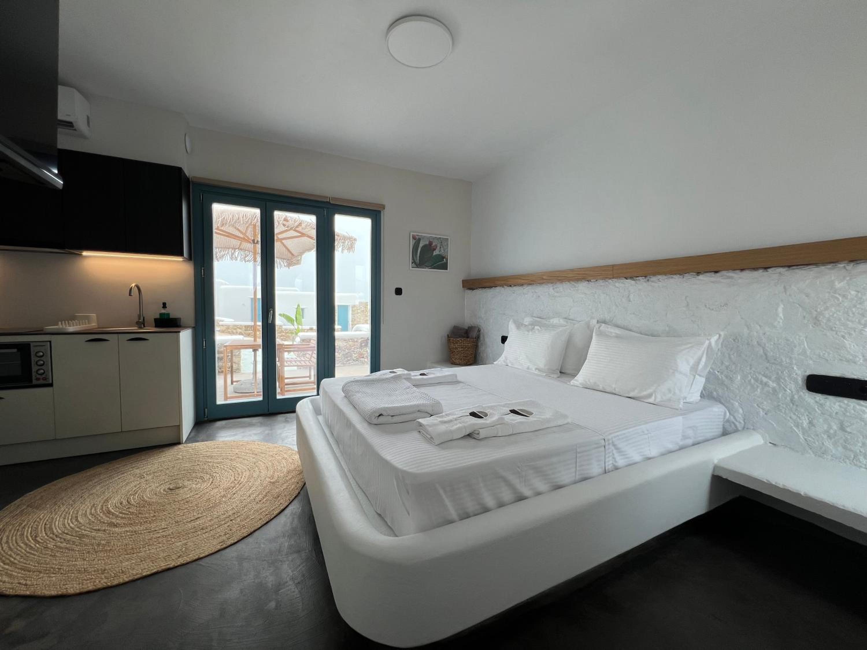 Thronos Suites