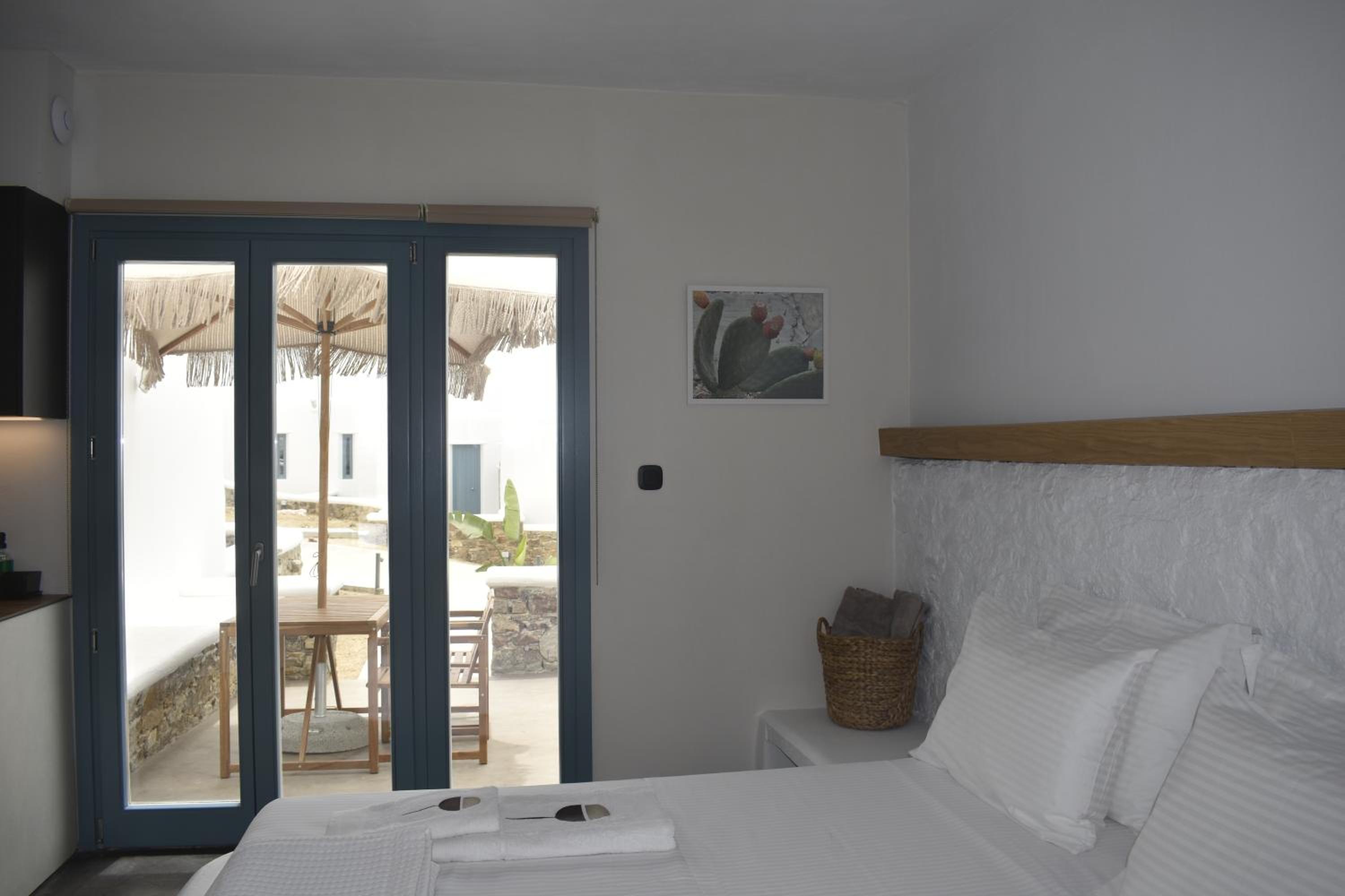 Thronos Suites
