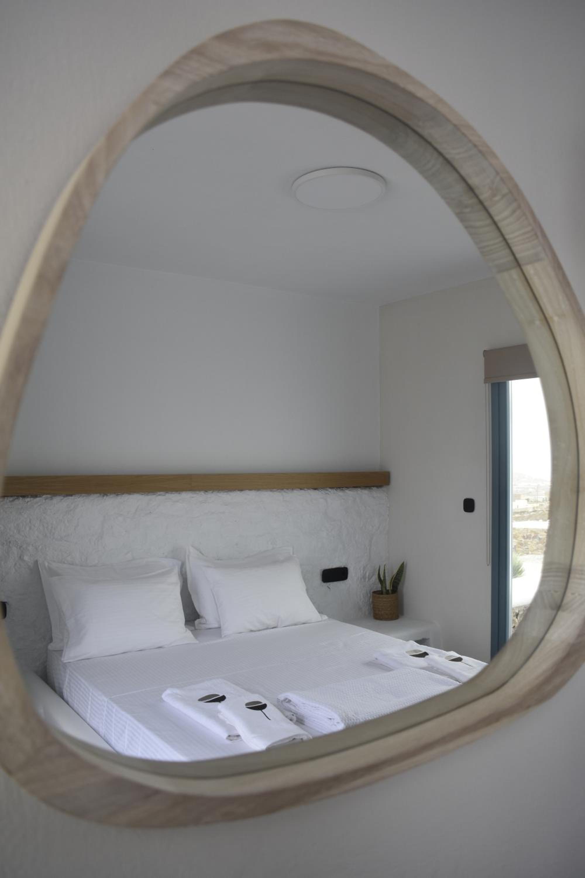 Thronos Suites