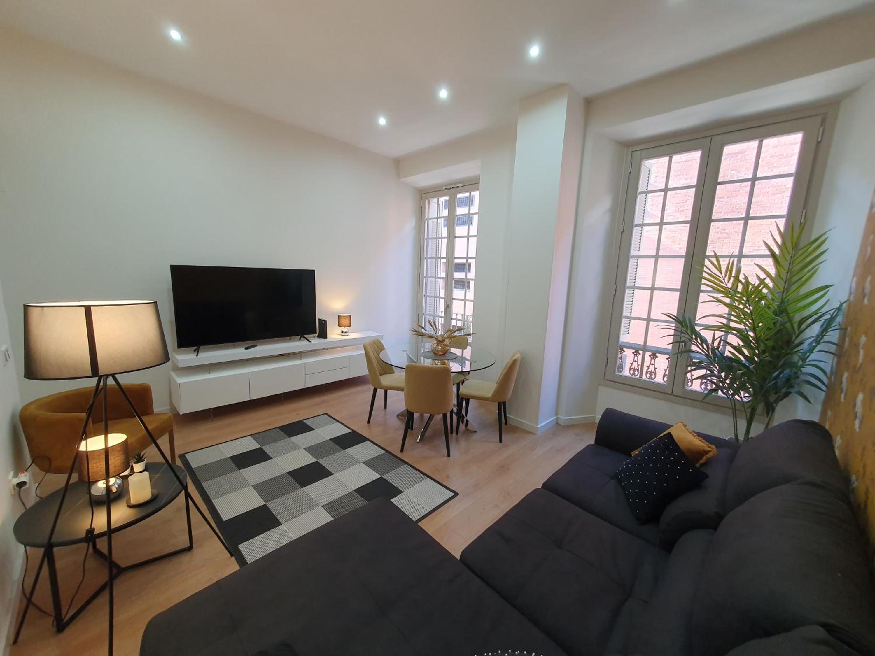 Beautiful Historic Center Apt!