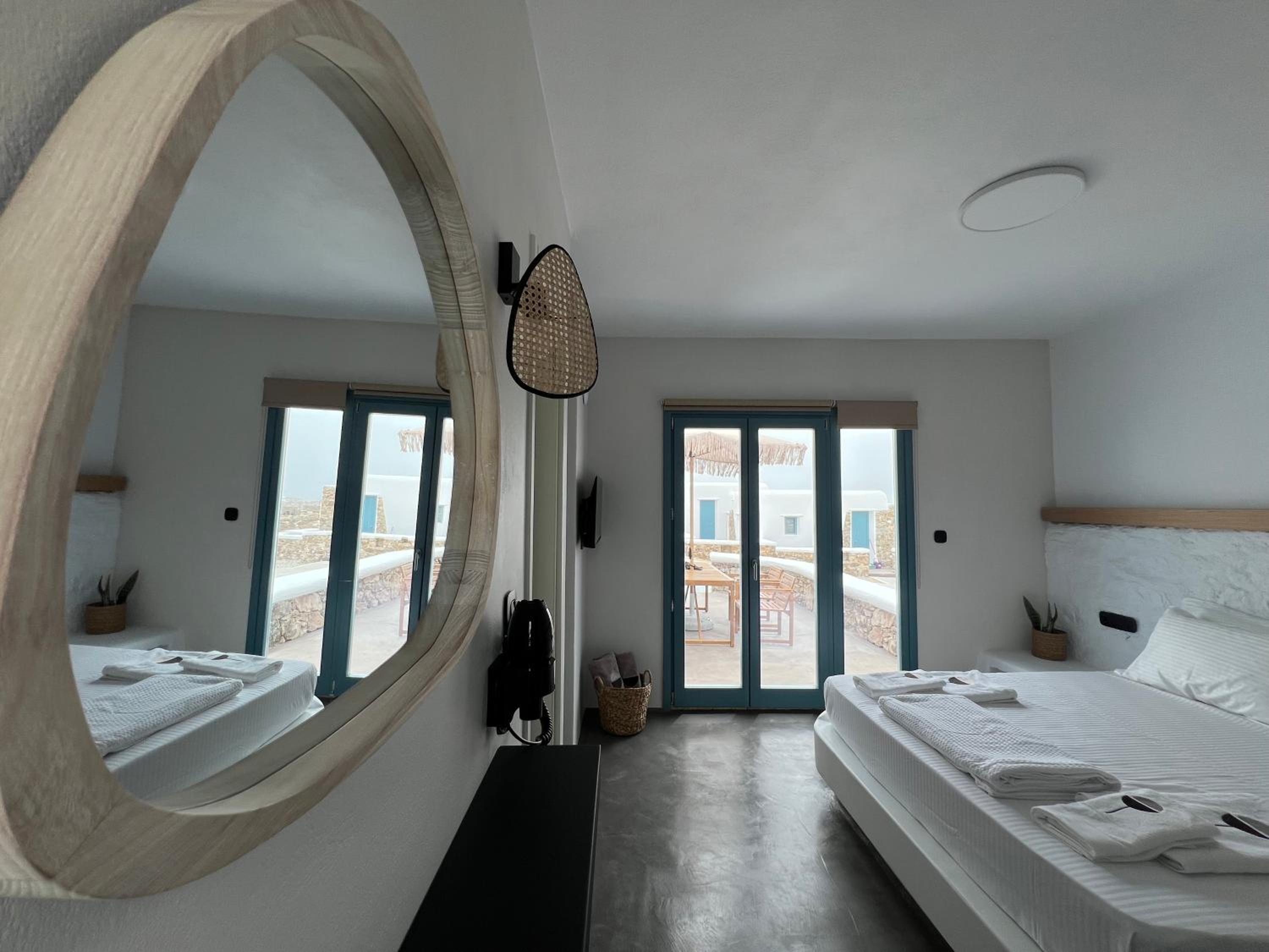 Thronos Suites