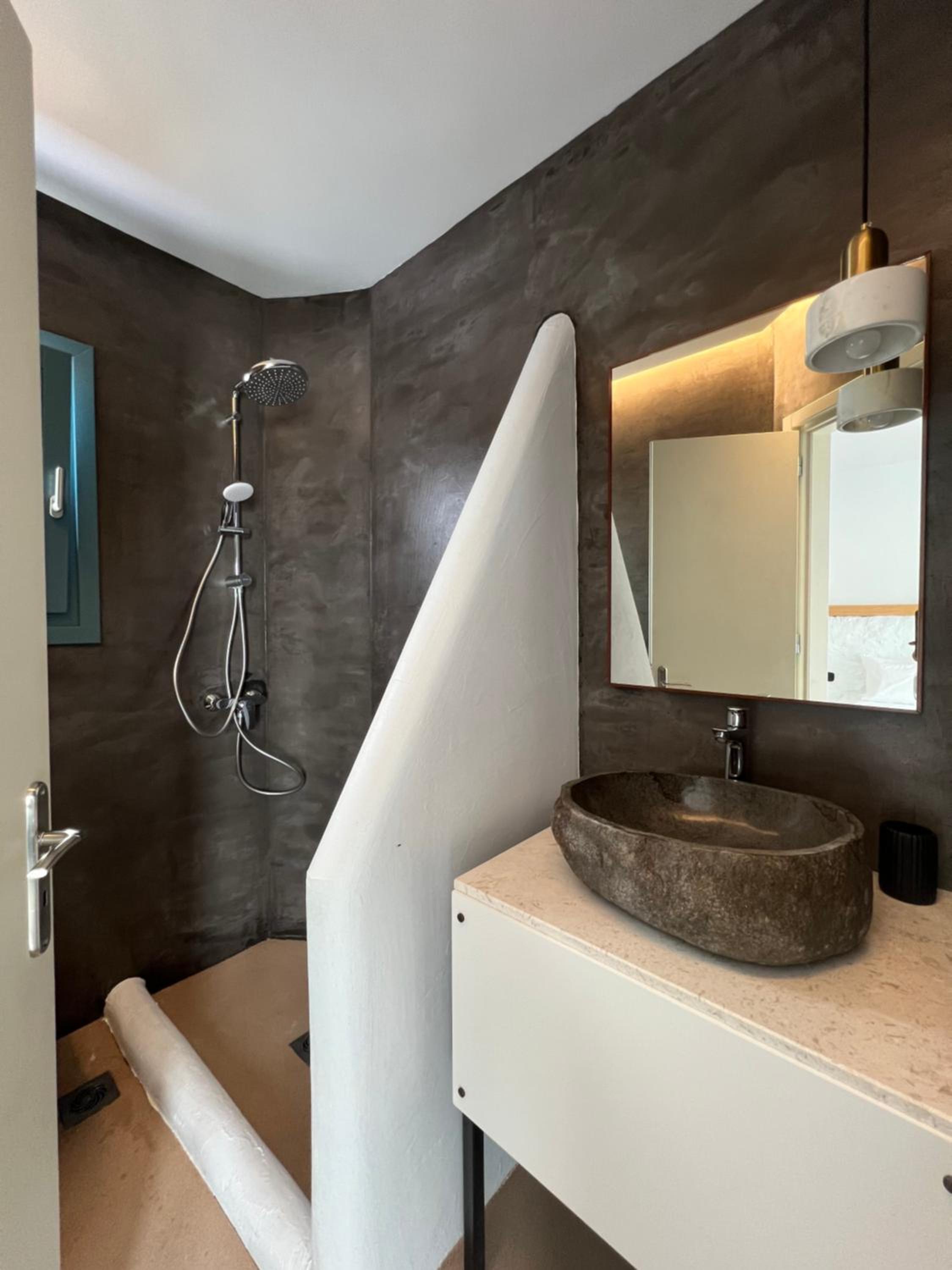 Thronos Suites