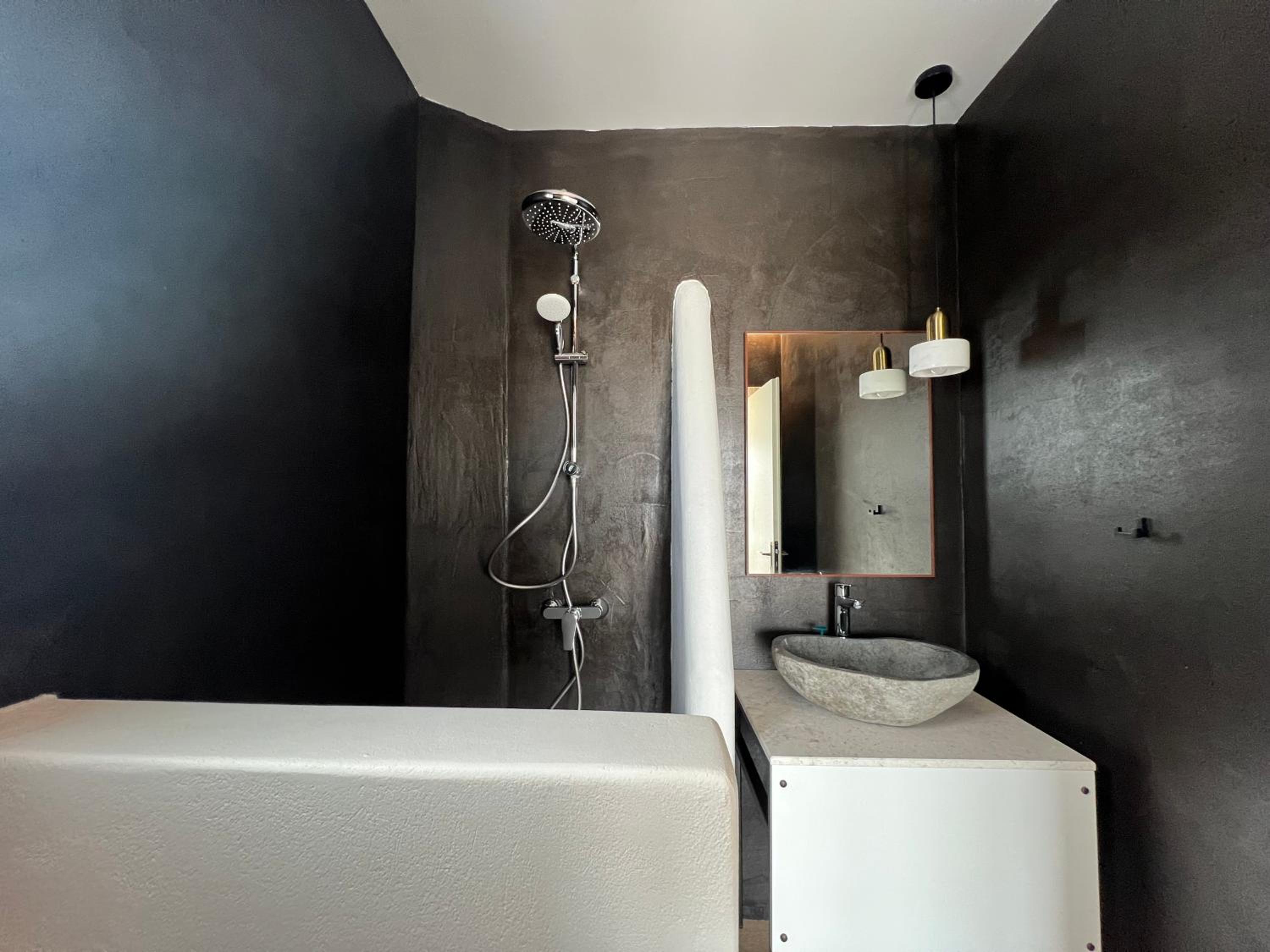 Thronos Suites