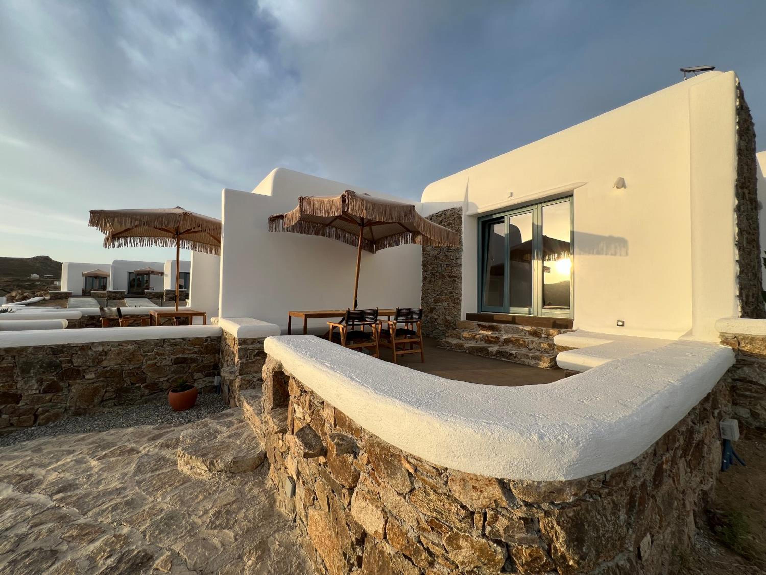 Thronos Suites