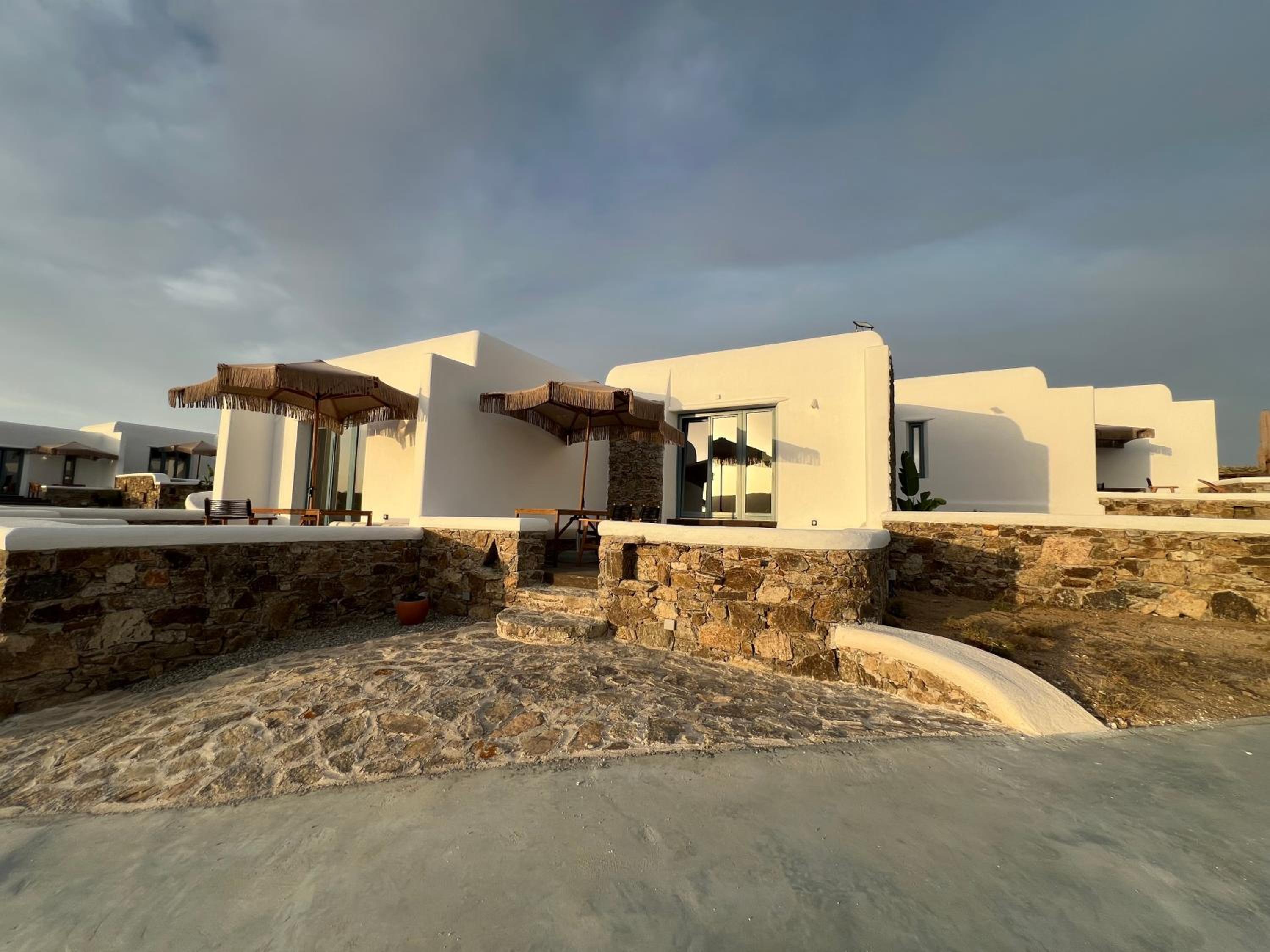 Thronos Suites