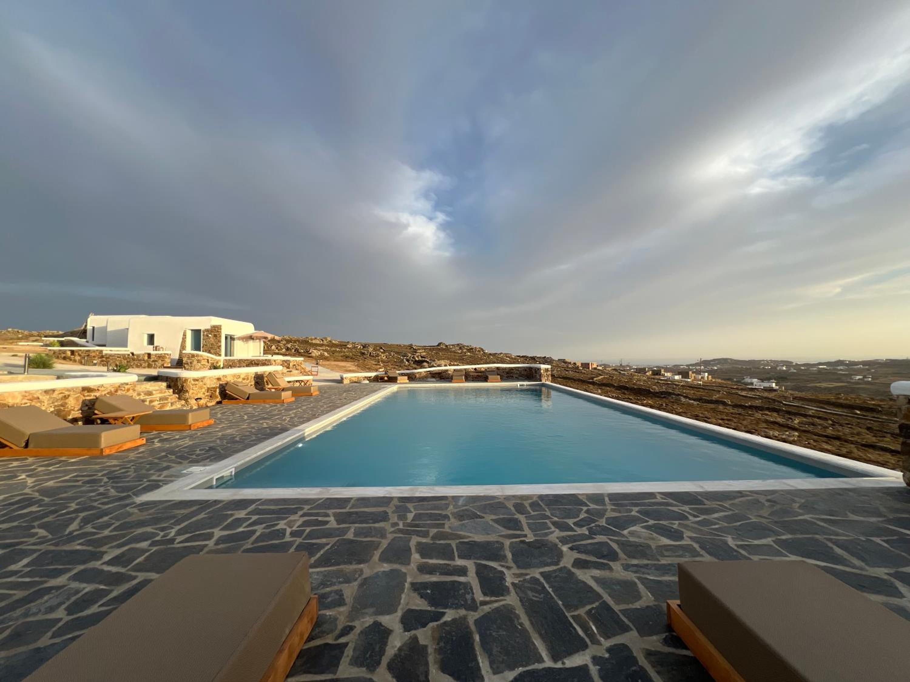 Thronos Suites