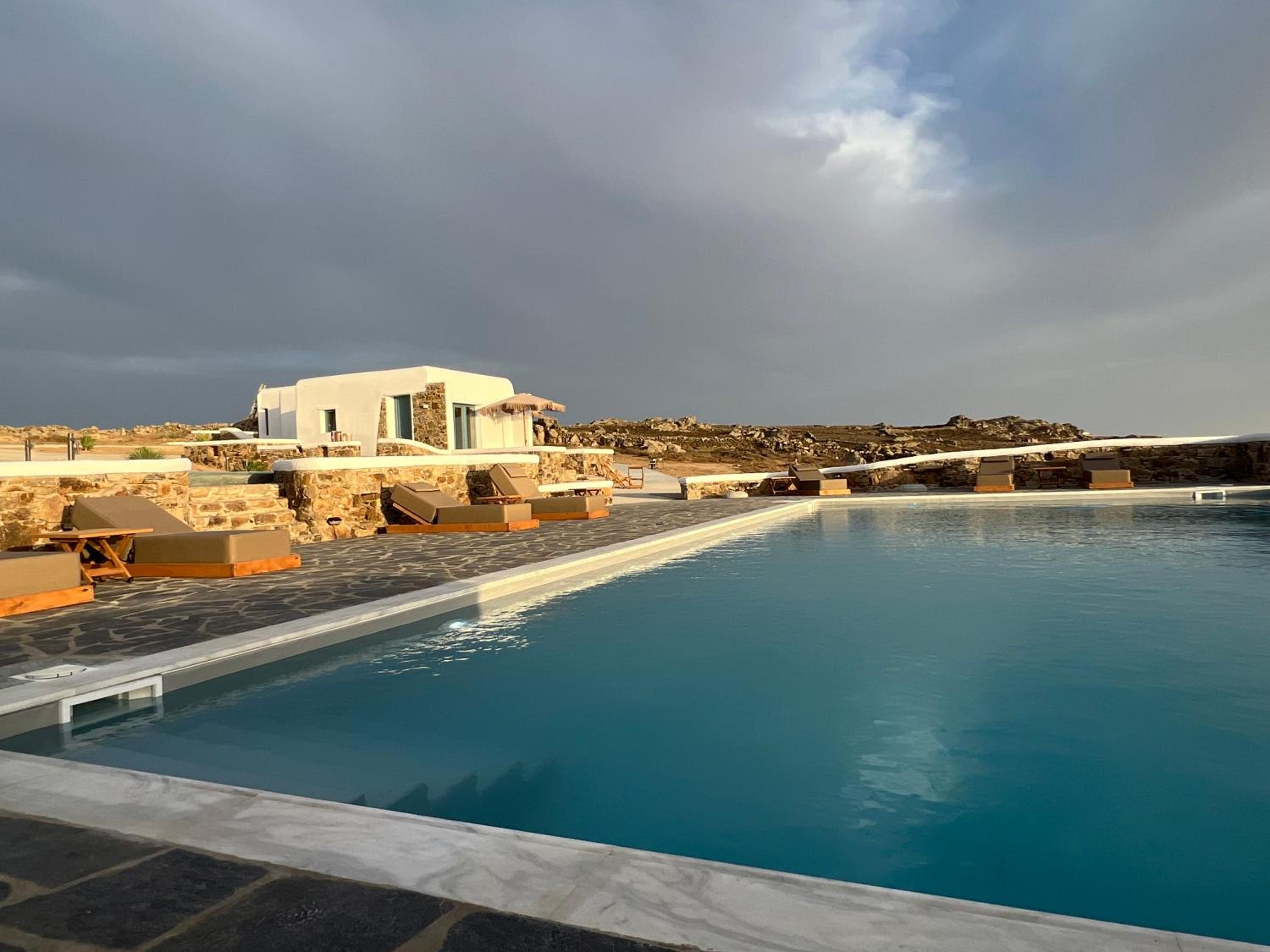Thronos Suites