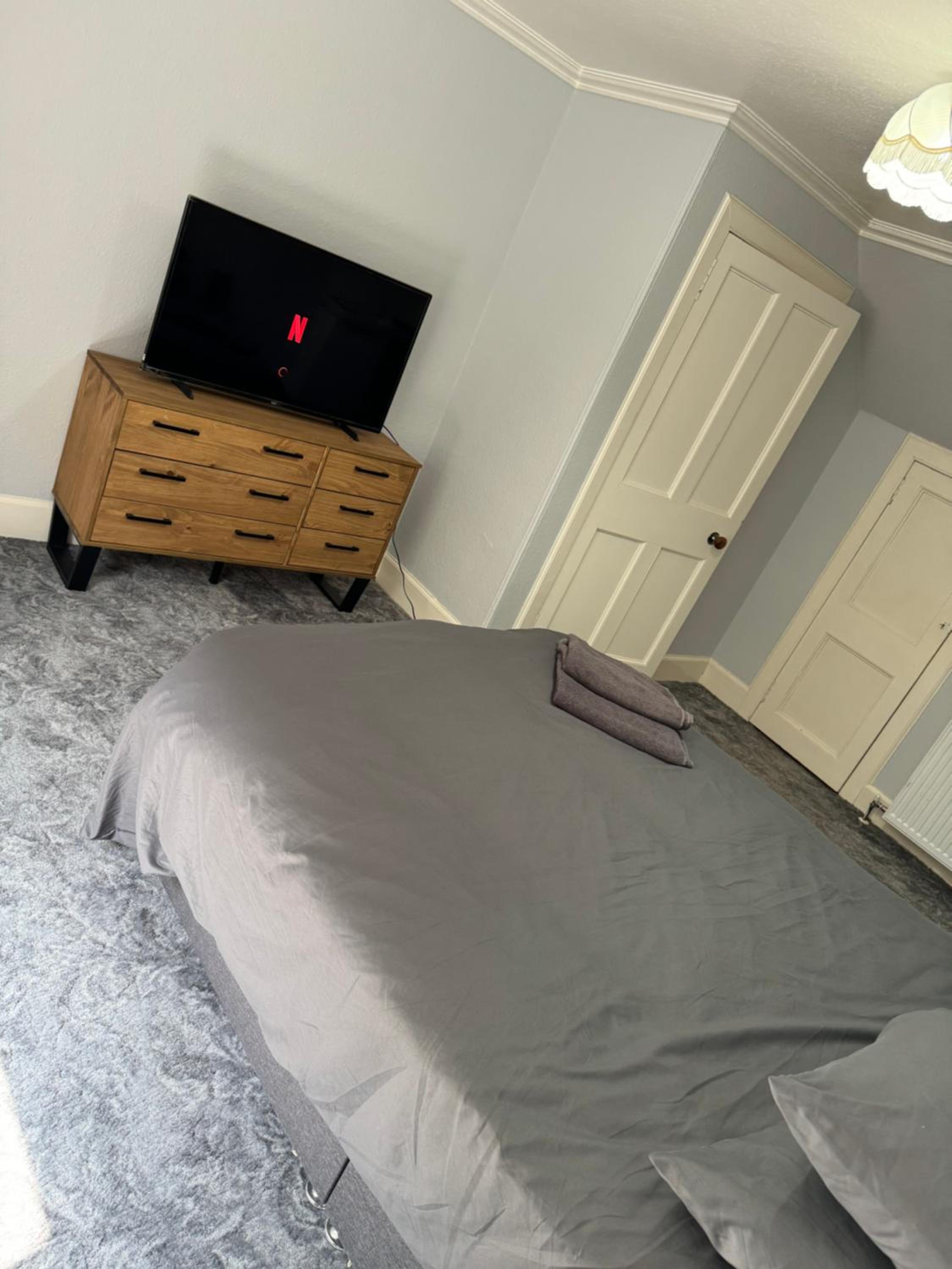 Spacious 4BR Town-House - Sleeps 8 - Parking & Pets - Coast Serviced Apartments - Enquire for Trade & Long Stays view 2