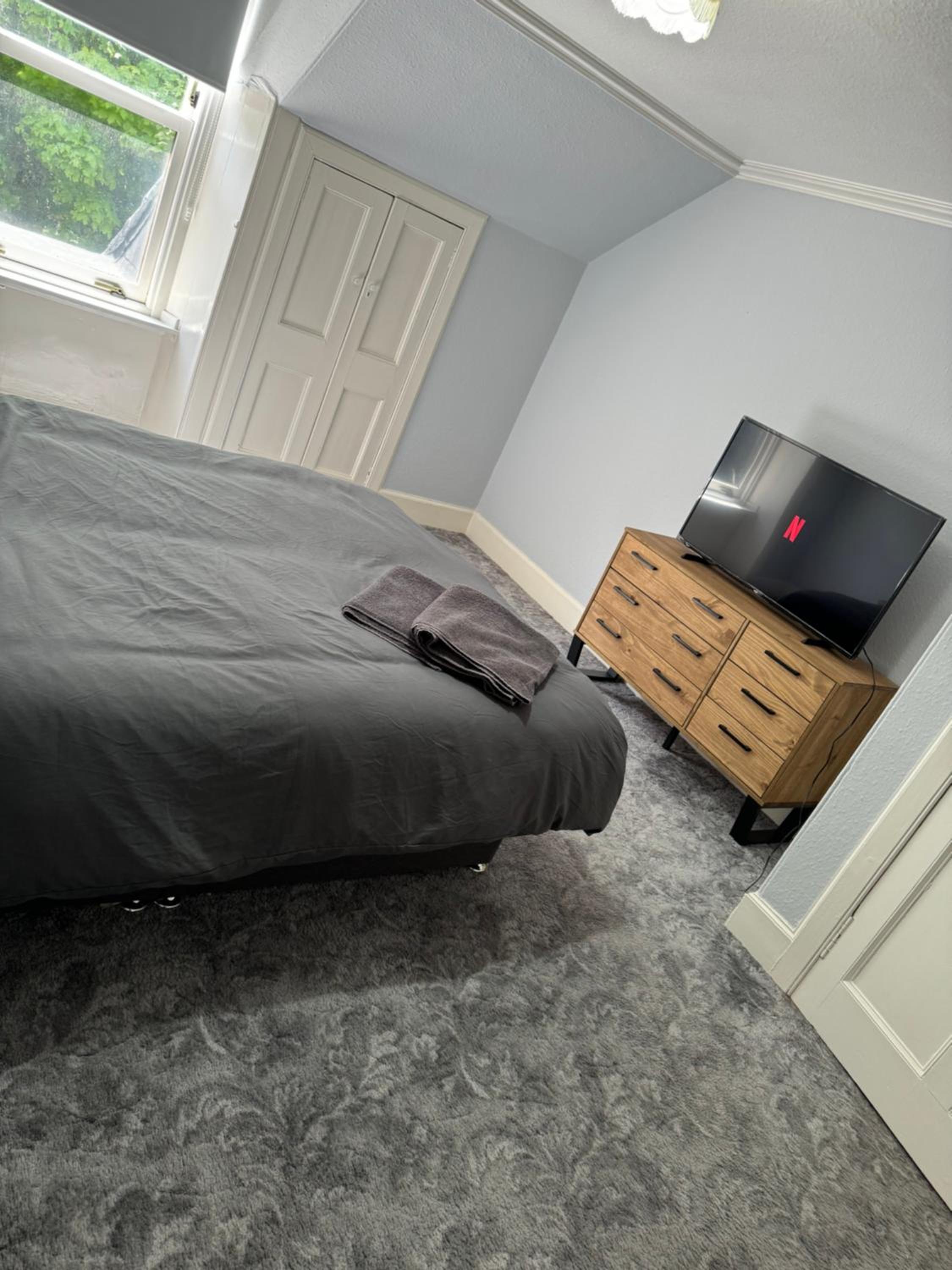 Spacious 4BR Town-House - Sleeps 8 - Parking & Pets - Coast Serviced Apartments - Enquire for Trade & Long Stays view 3