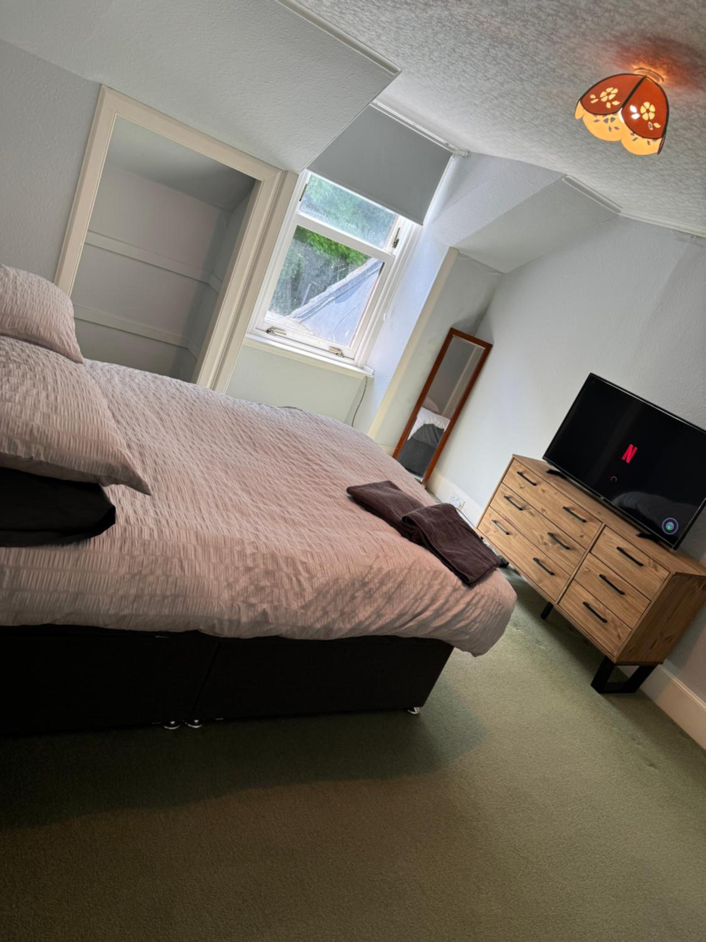 Spacious 4BR Town-House - Sleeps 8 - Parking & Pets - Coast Serviced Apartments - Enquire for Trade & Long Stays view 4