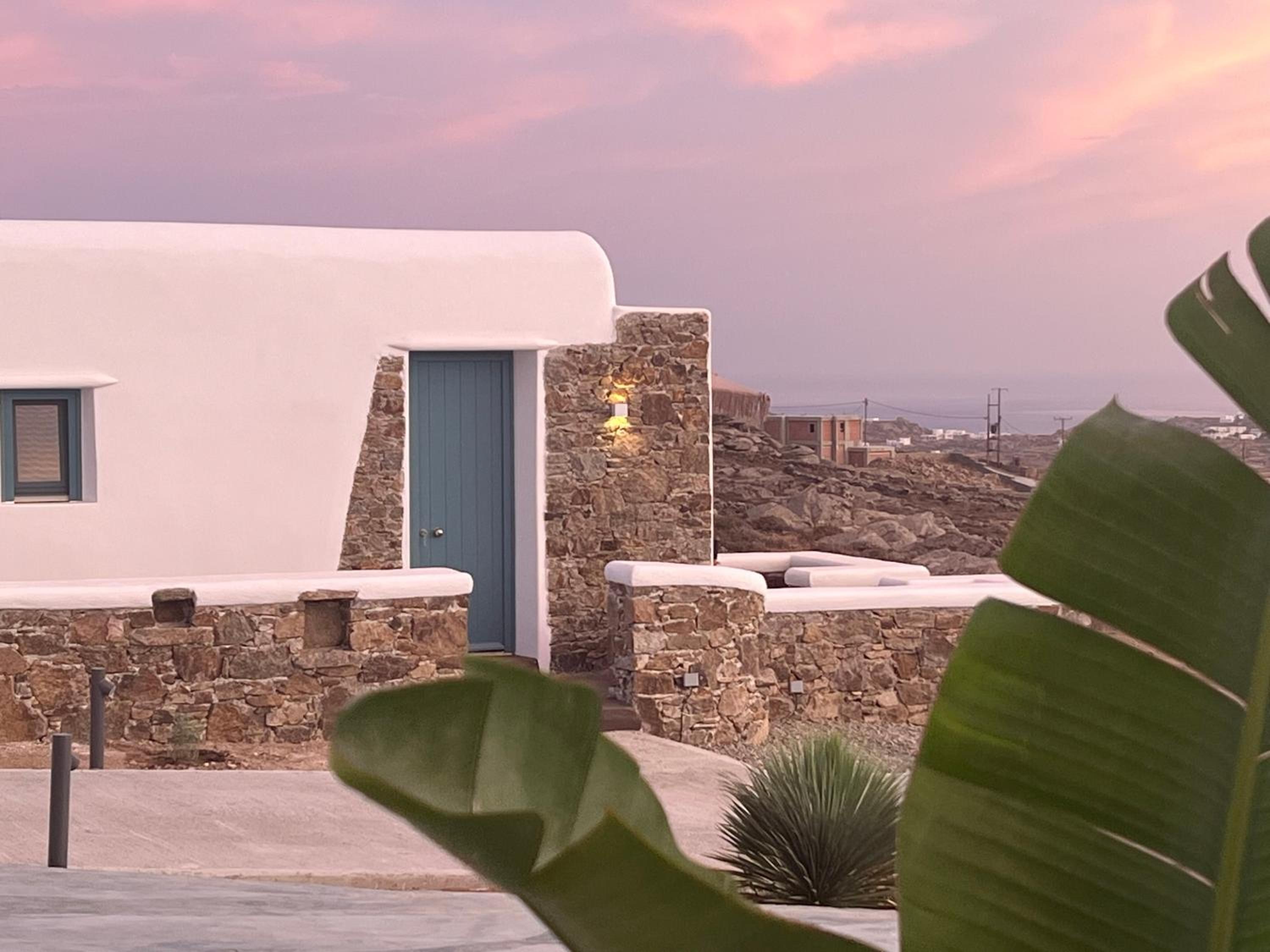 Thronos Suites