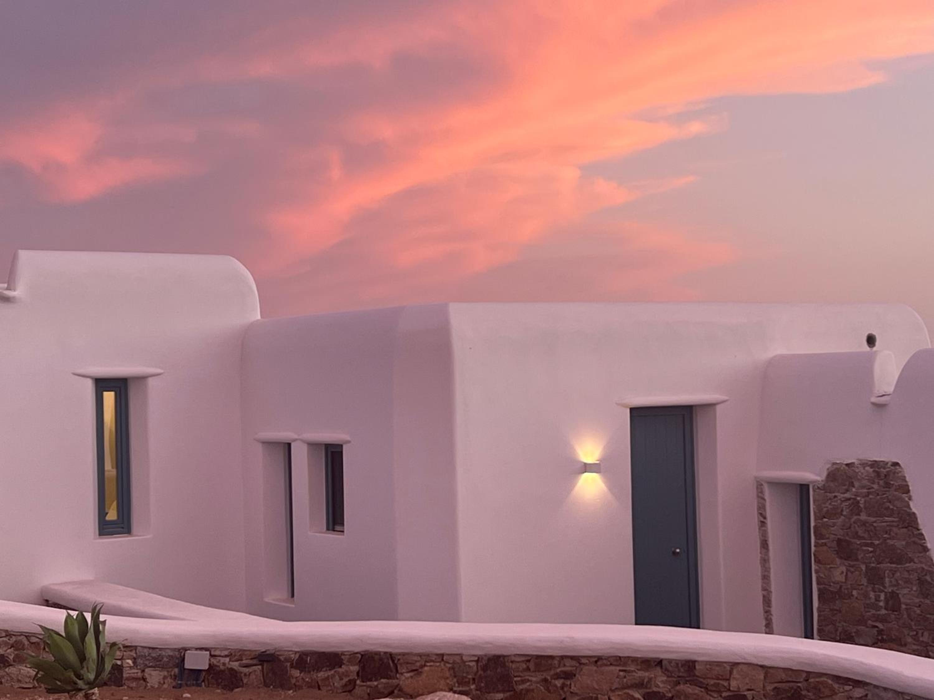 Thronos Suites