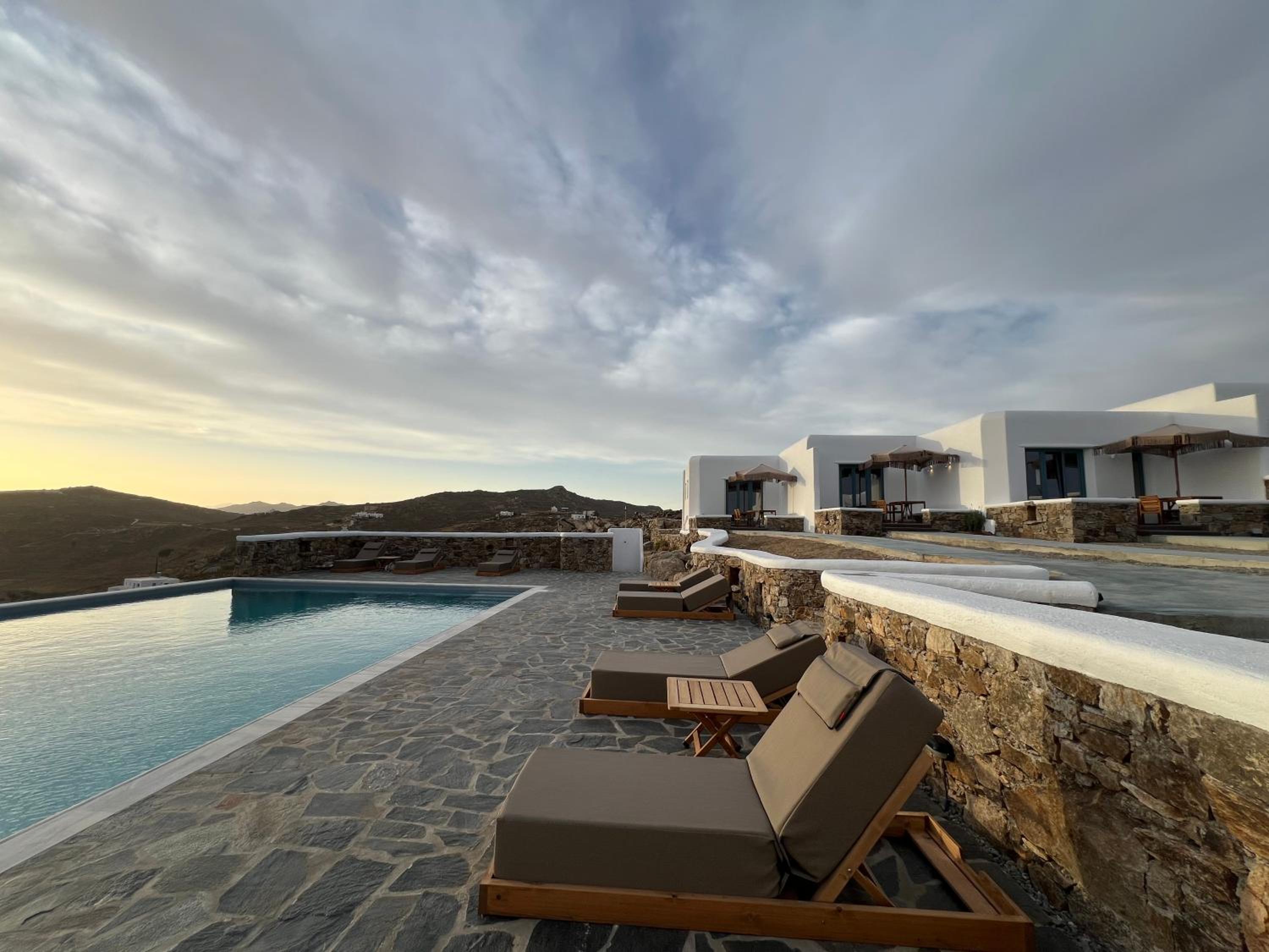 Thronos Suites