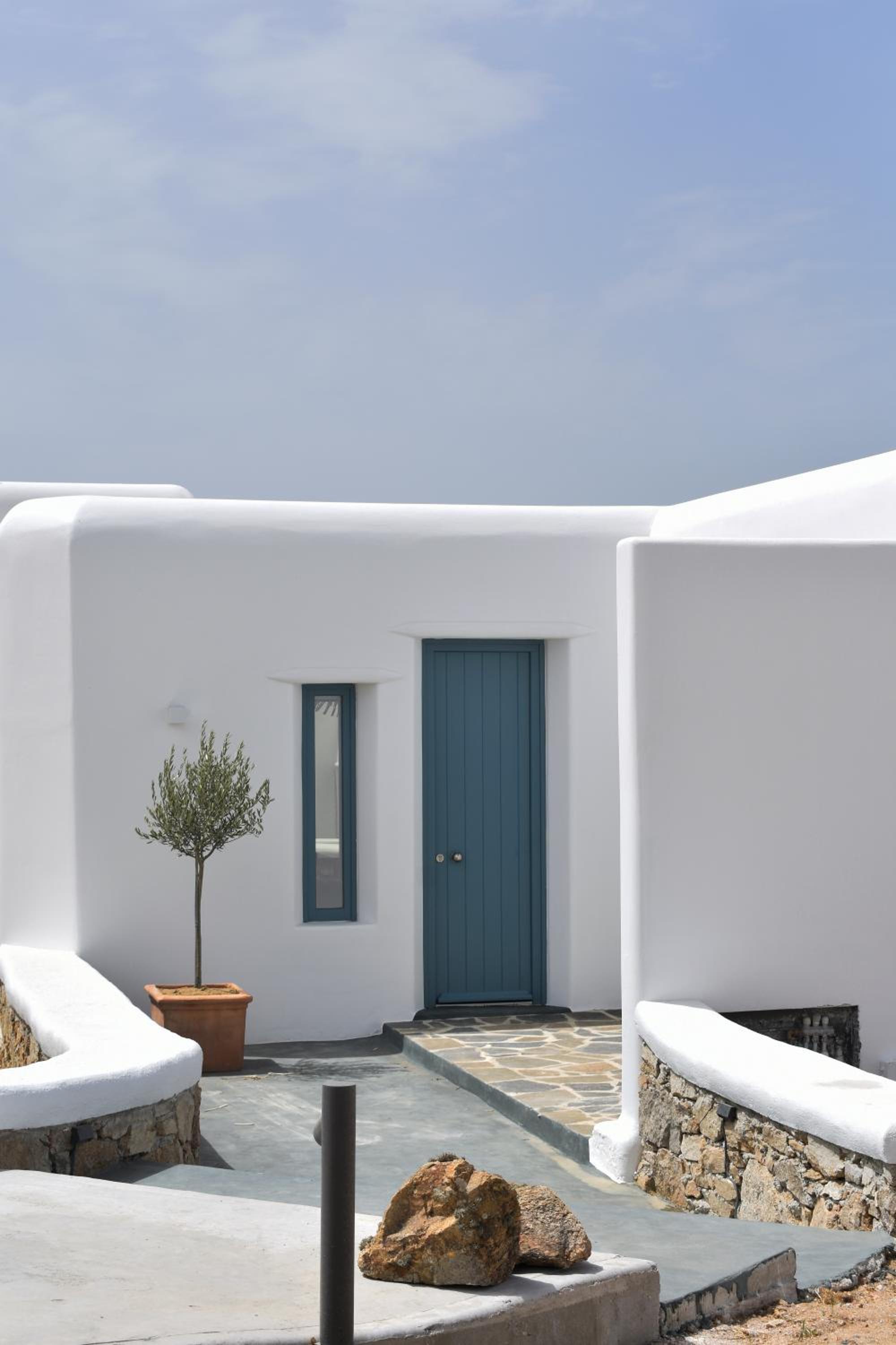 Thronos Suites
