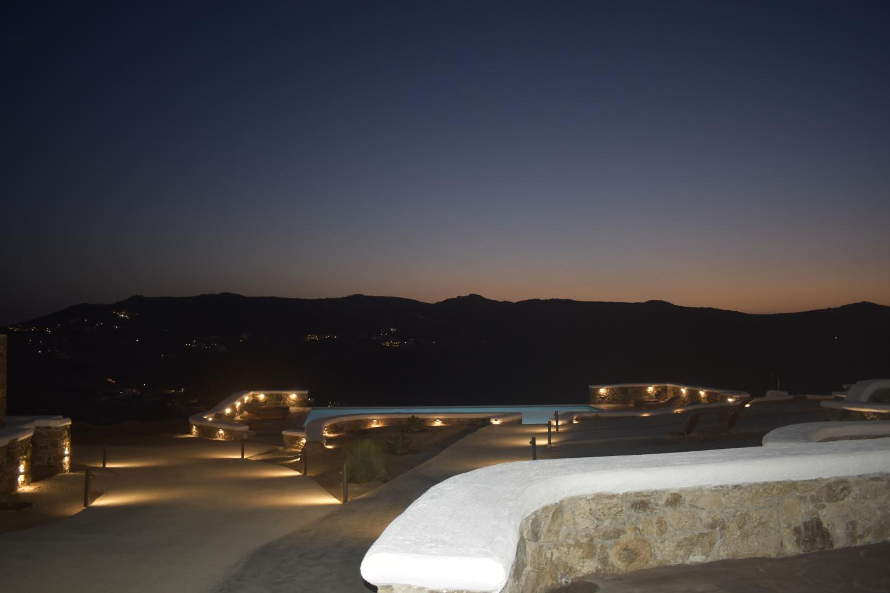Thronos Suites