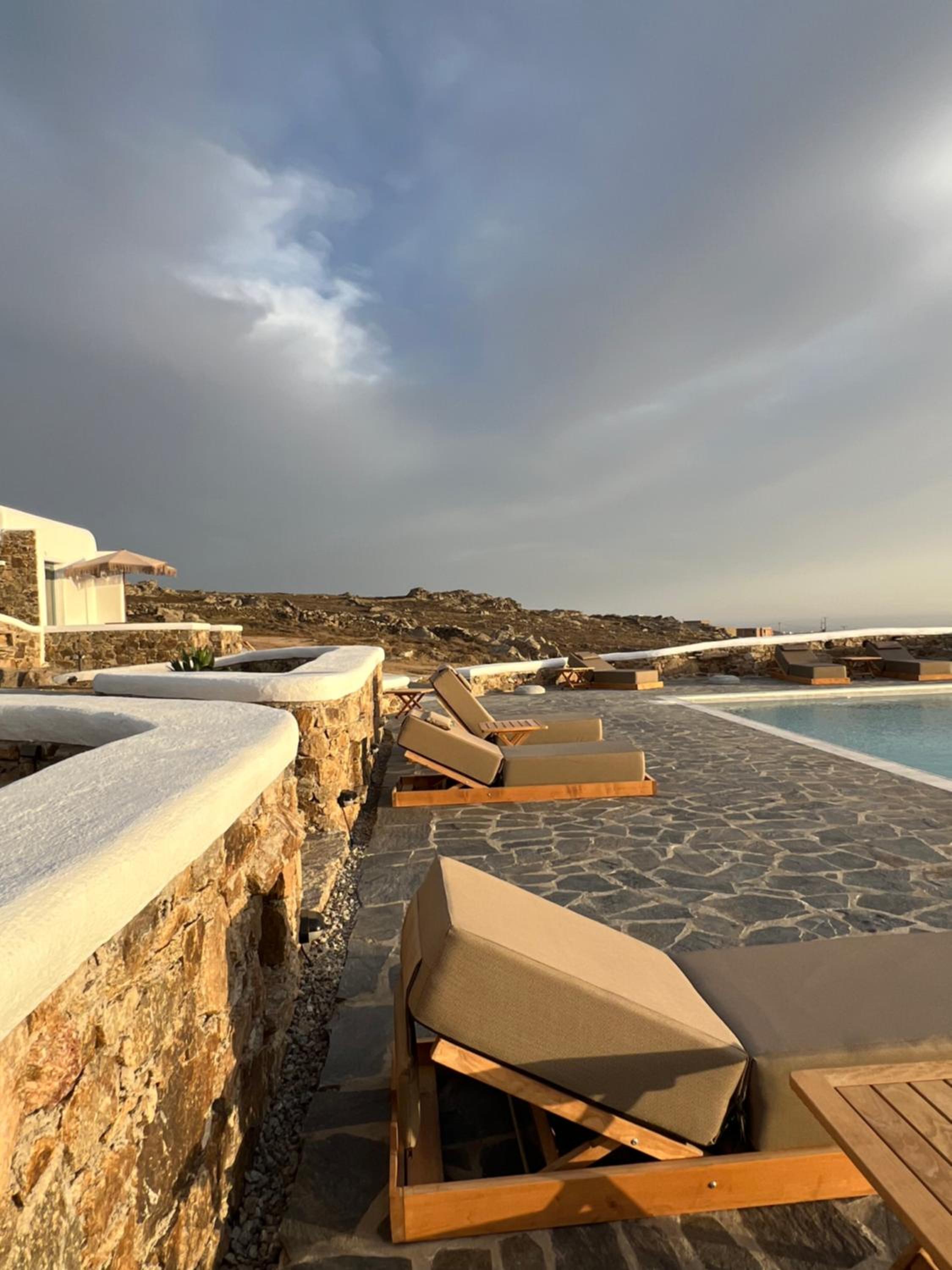 Thronos Suites
