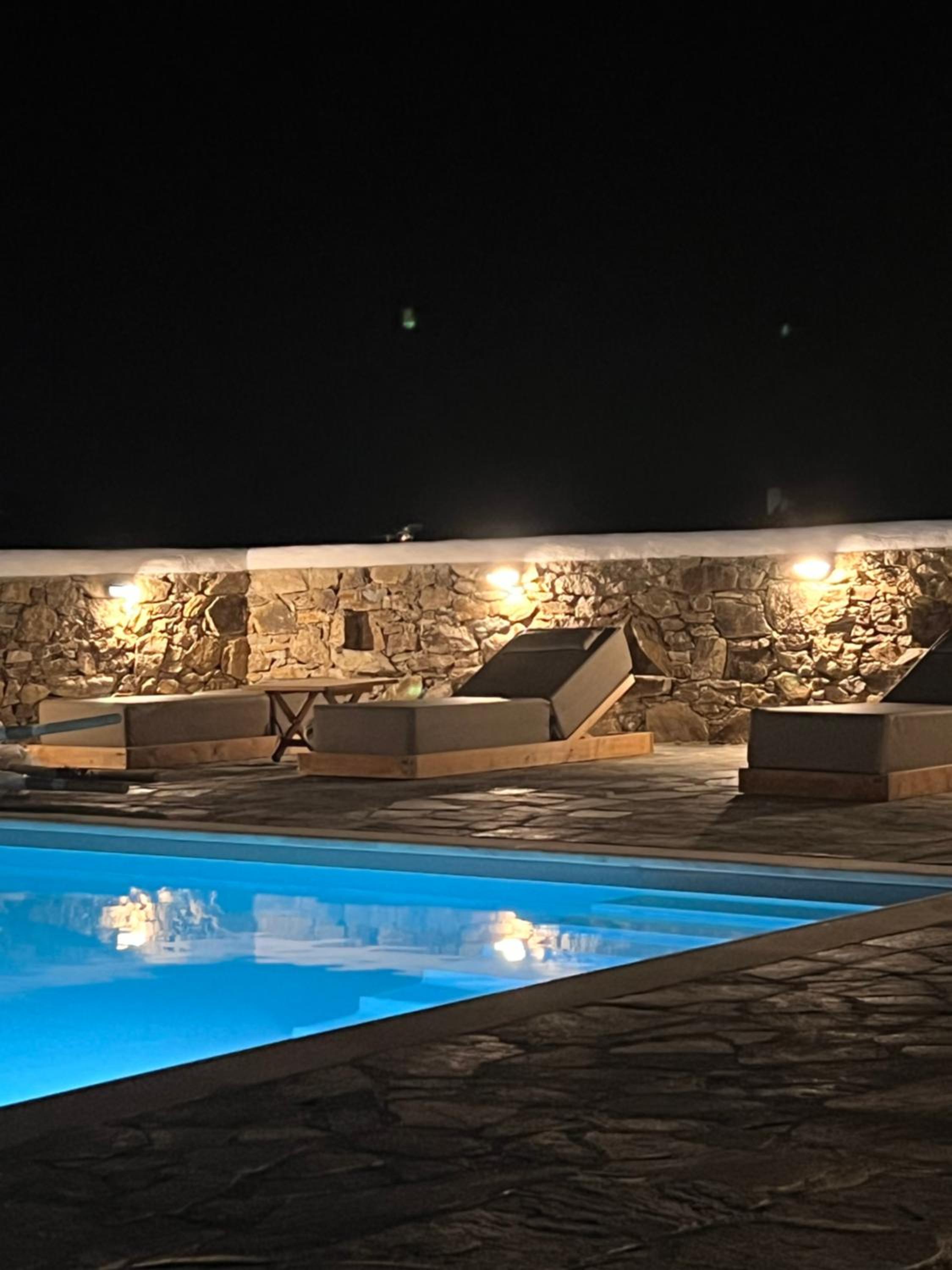 Thronos Suites