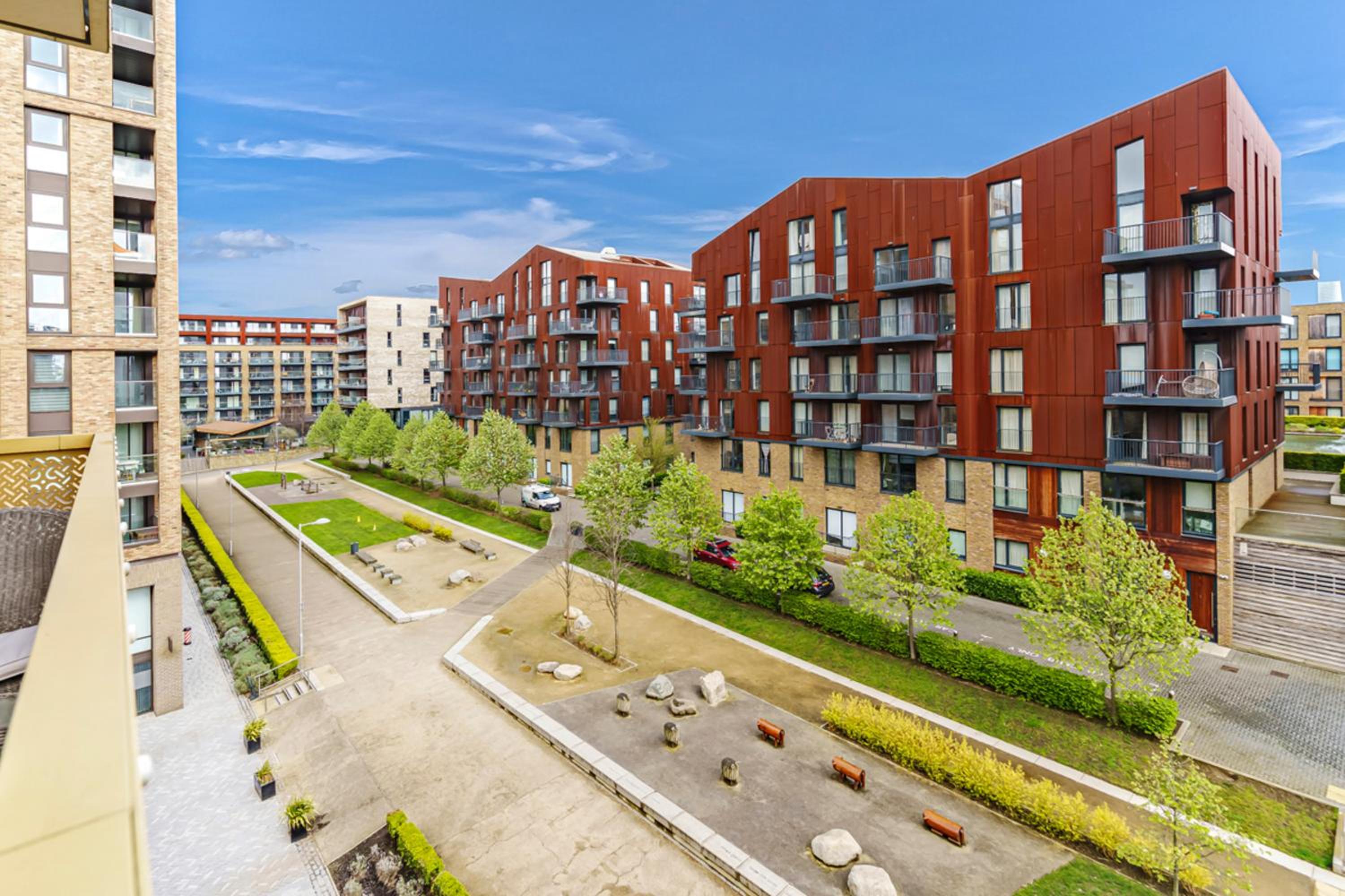 Stylish Surrey Quays Apartment - 10 mins from station