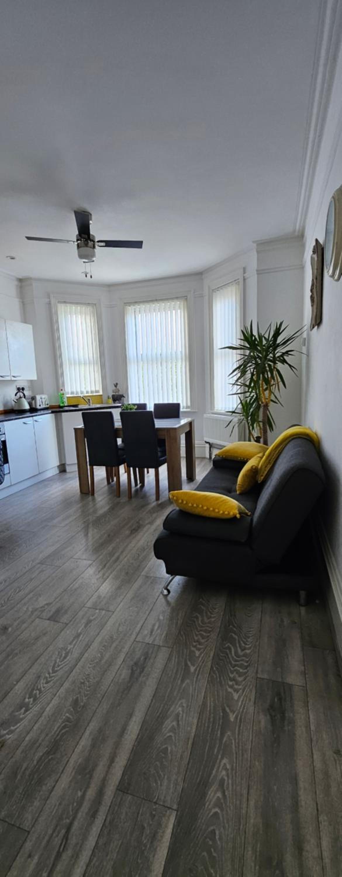 Bright Two-Bedroom Apartment with Parking, Close to Train Station & Seaside view 3