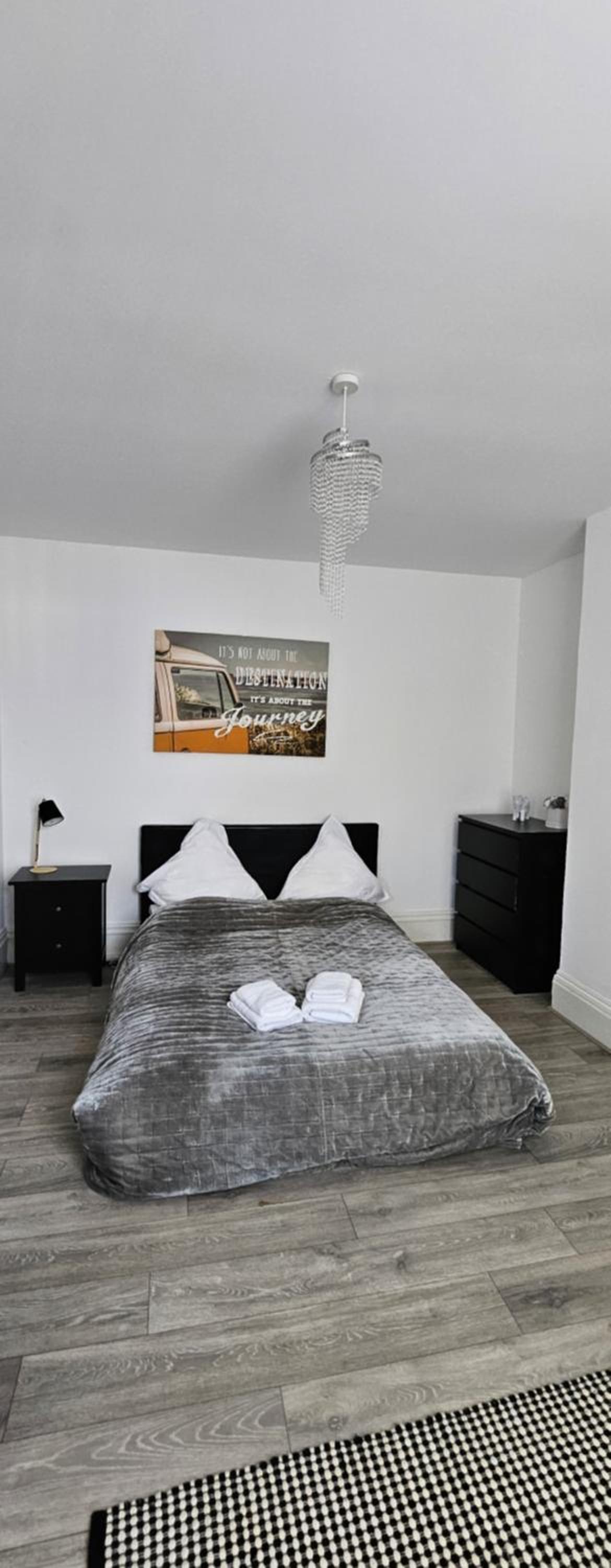 Bright Two-Bedroom Apartment with Parking, Close to Train Station & Seaside view 5