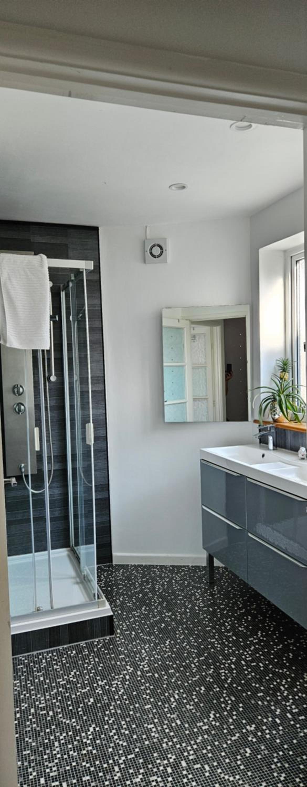 Bright Two-Bedroom Apartment with Parking, Close to Train Station & Seaside view 4