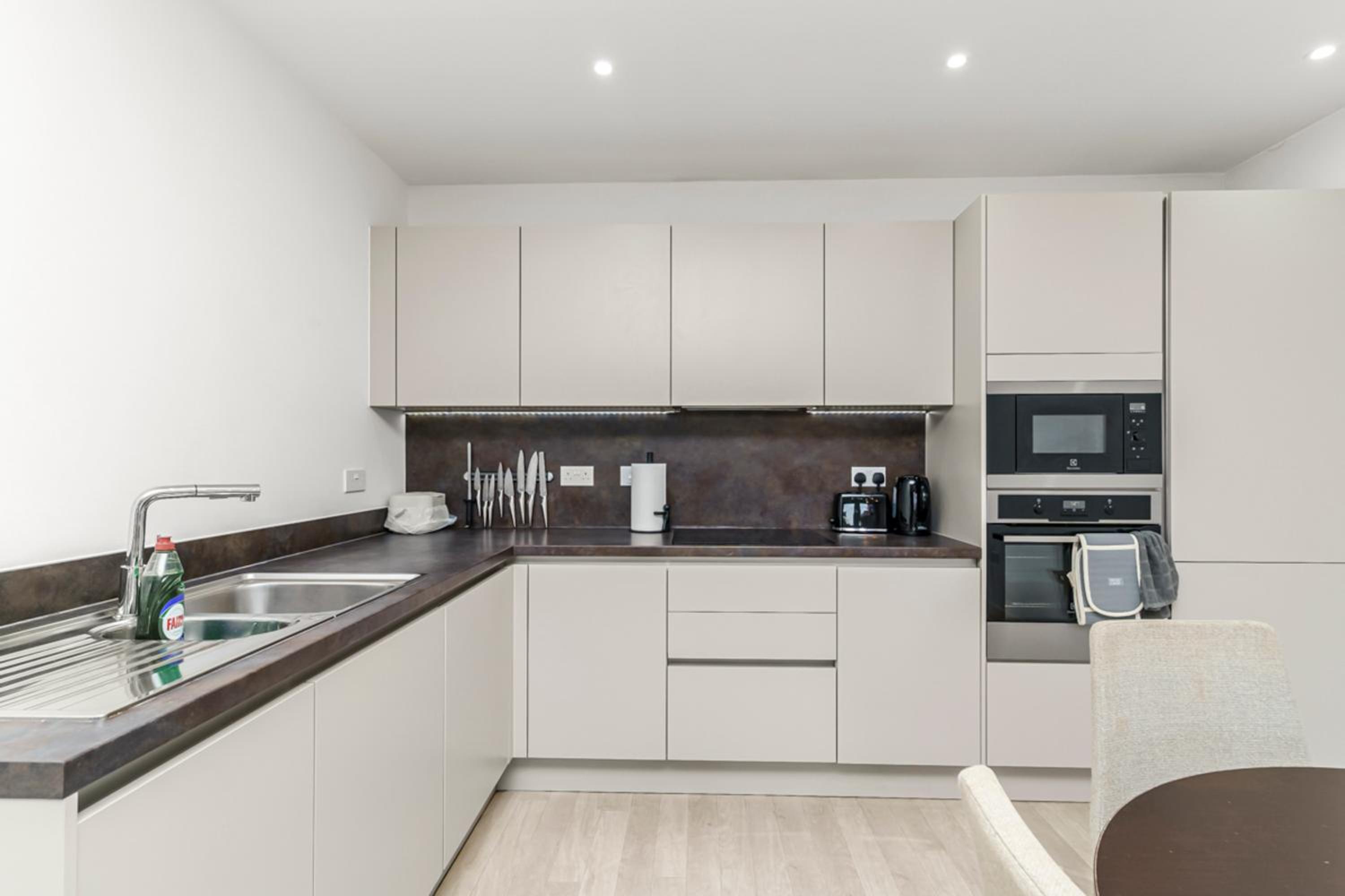 Stylish Surrey Quays Apartment - 10 mins from station