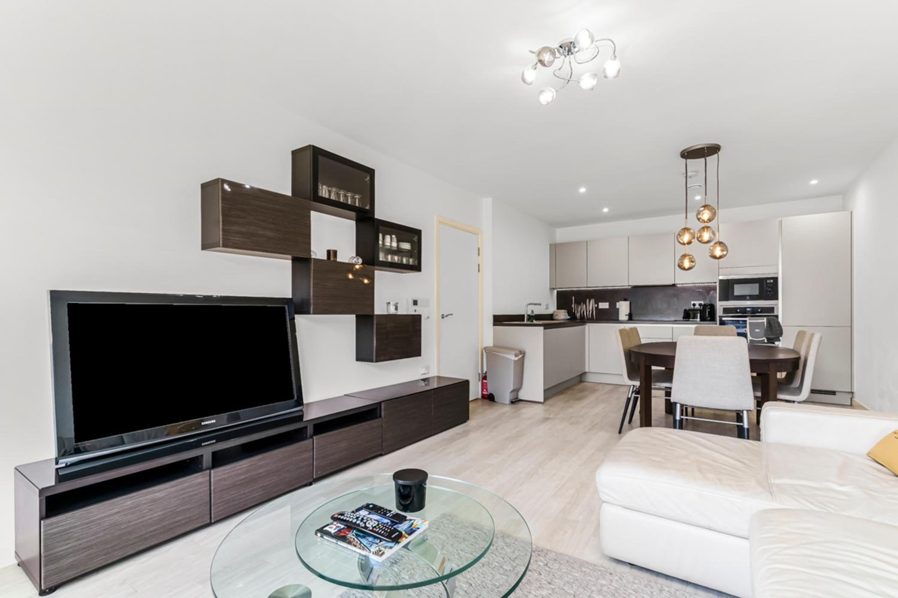 Stylish Surrey Quays Apartment - 10 mins from station
