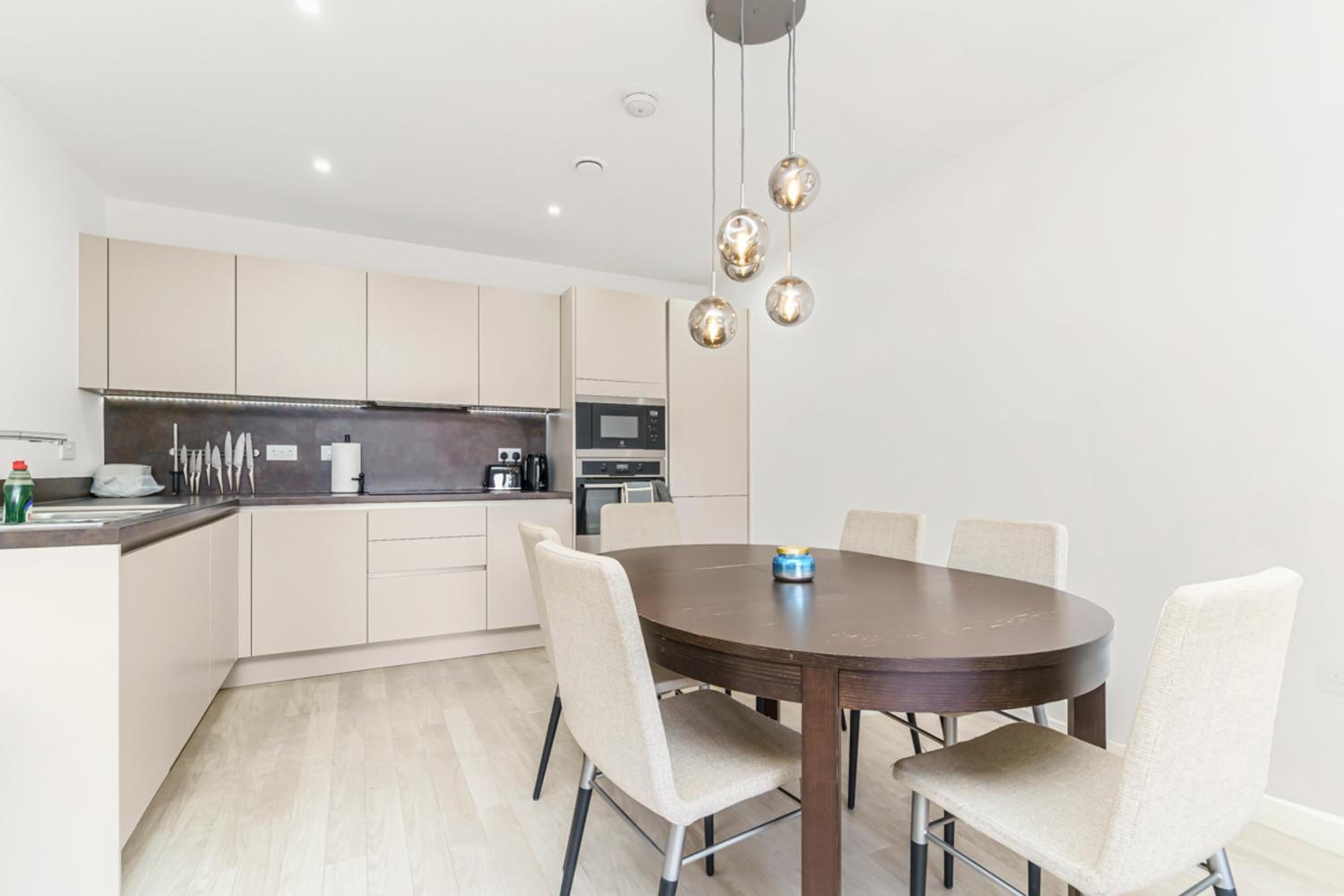 Stylish Surrey Quays Apartment - 10 mins from station