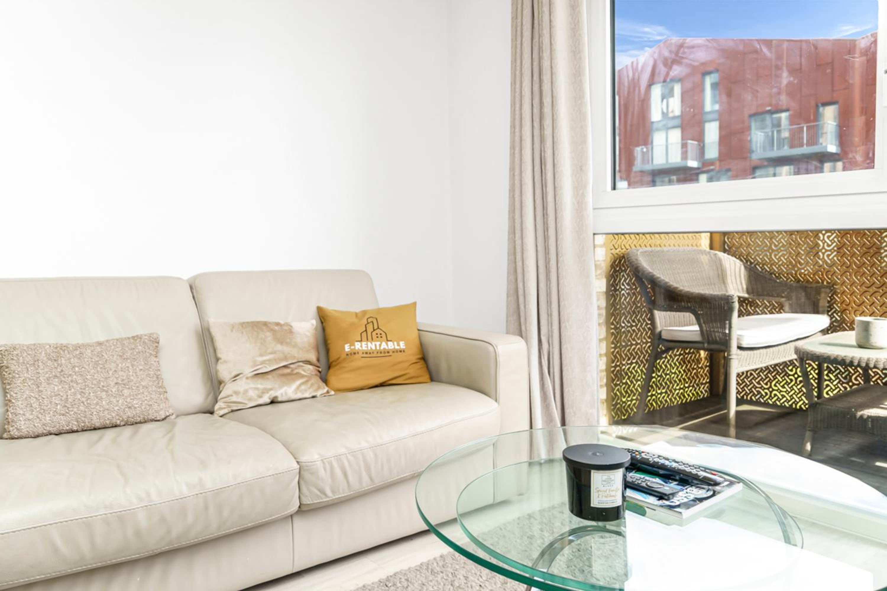 Stylish Surrey Quays Apartment - 10 mins from station