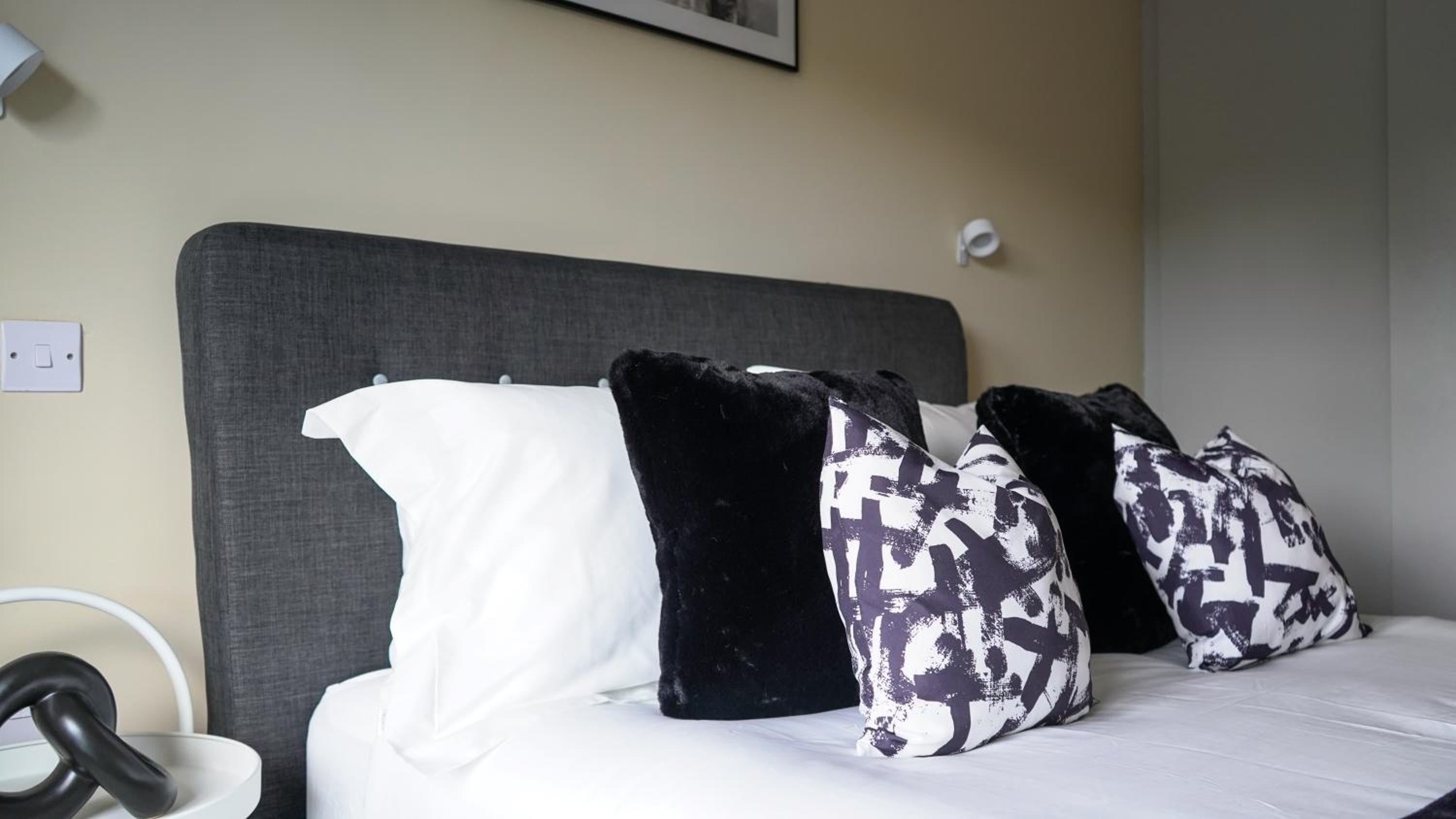 The Superior Suite by D-Luxe Properties - Luxury Apartment - Leeds City Centre - Free Netflix view 3