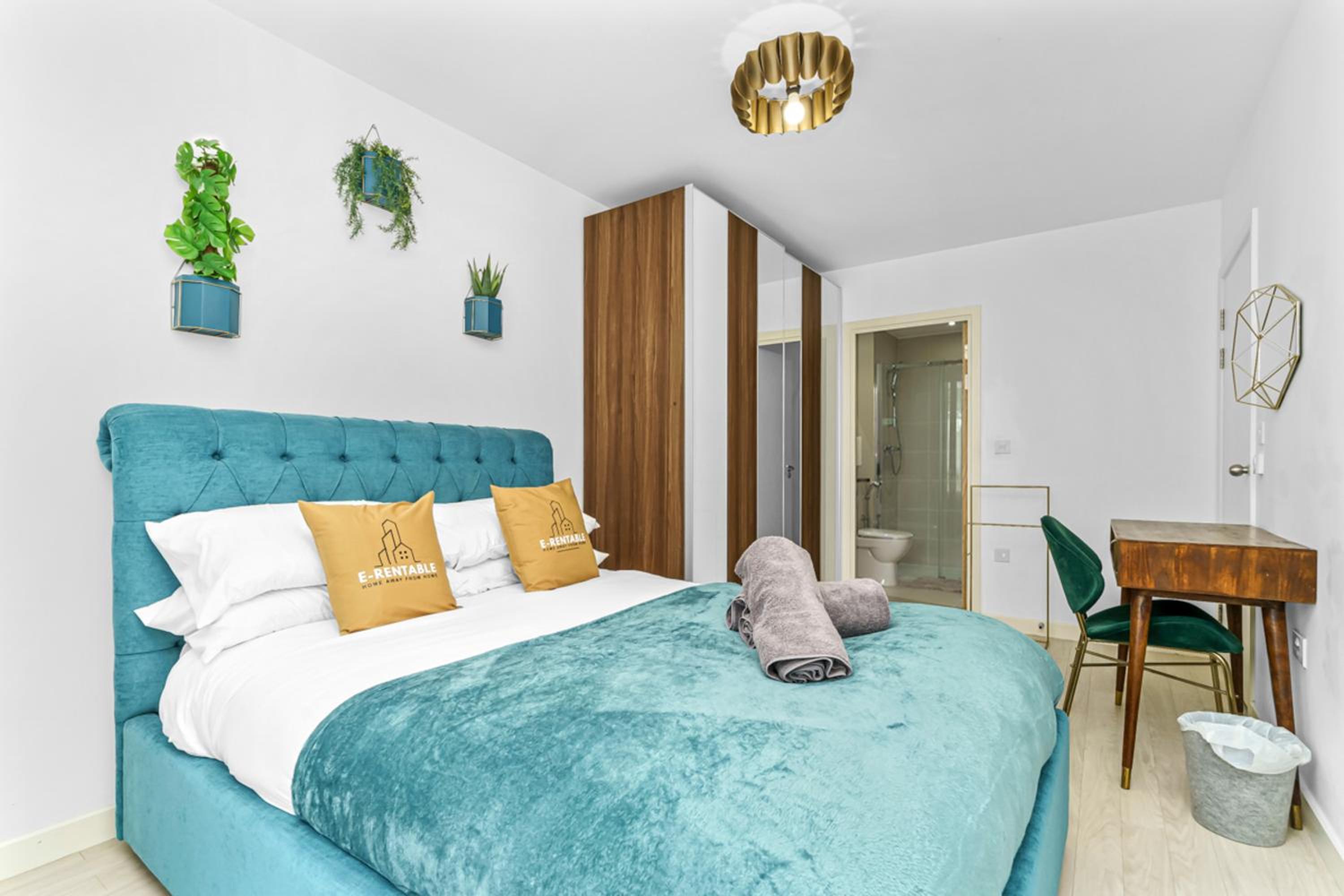Stylish Surrey Quays Apartment - 10 mins from station