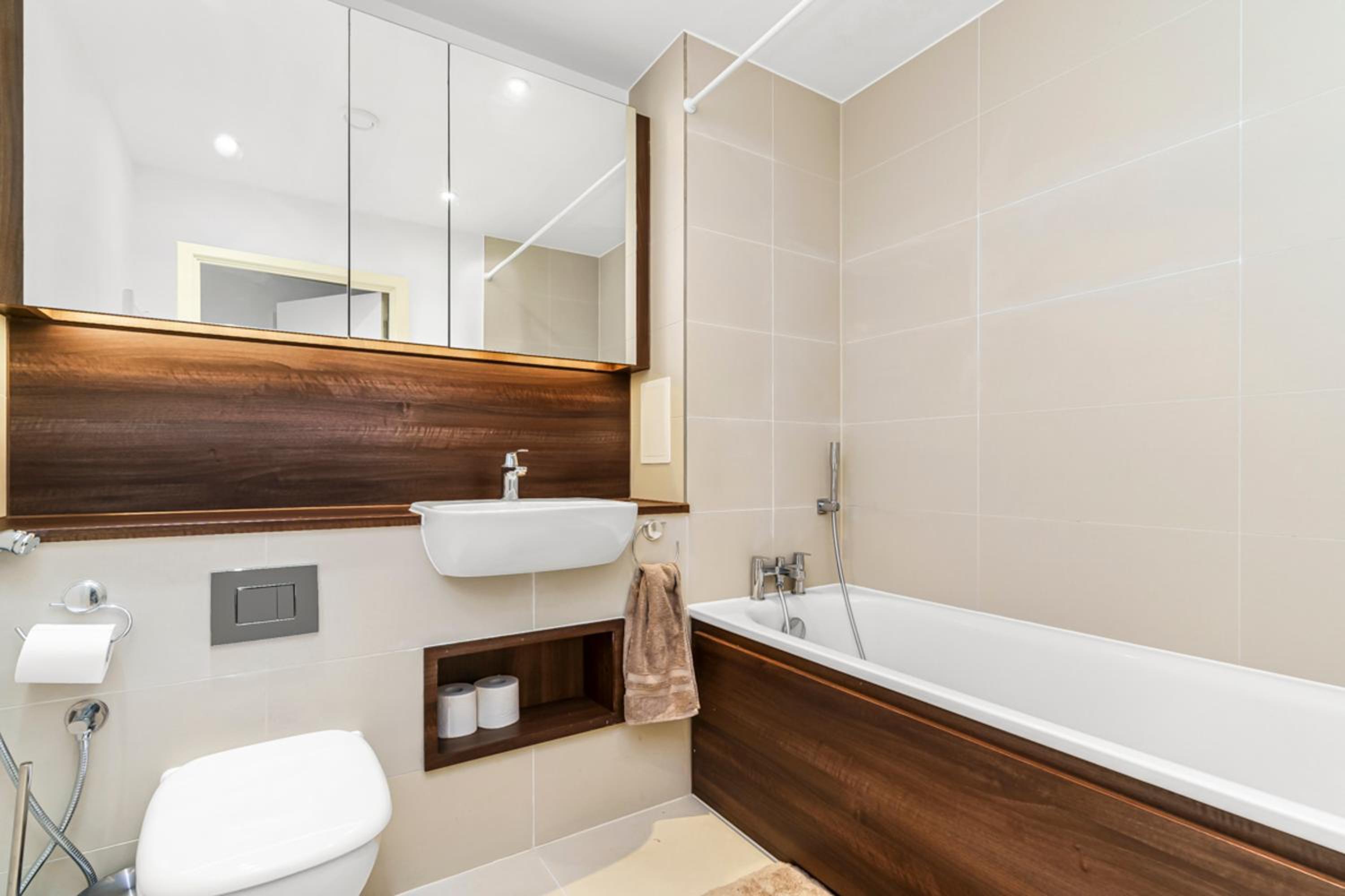 Stylish Surrey Quays Apartment - 10 mins from station