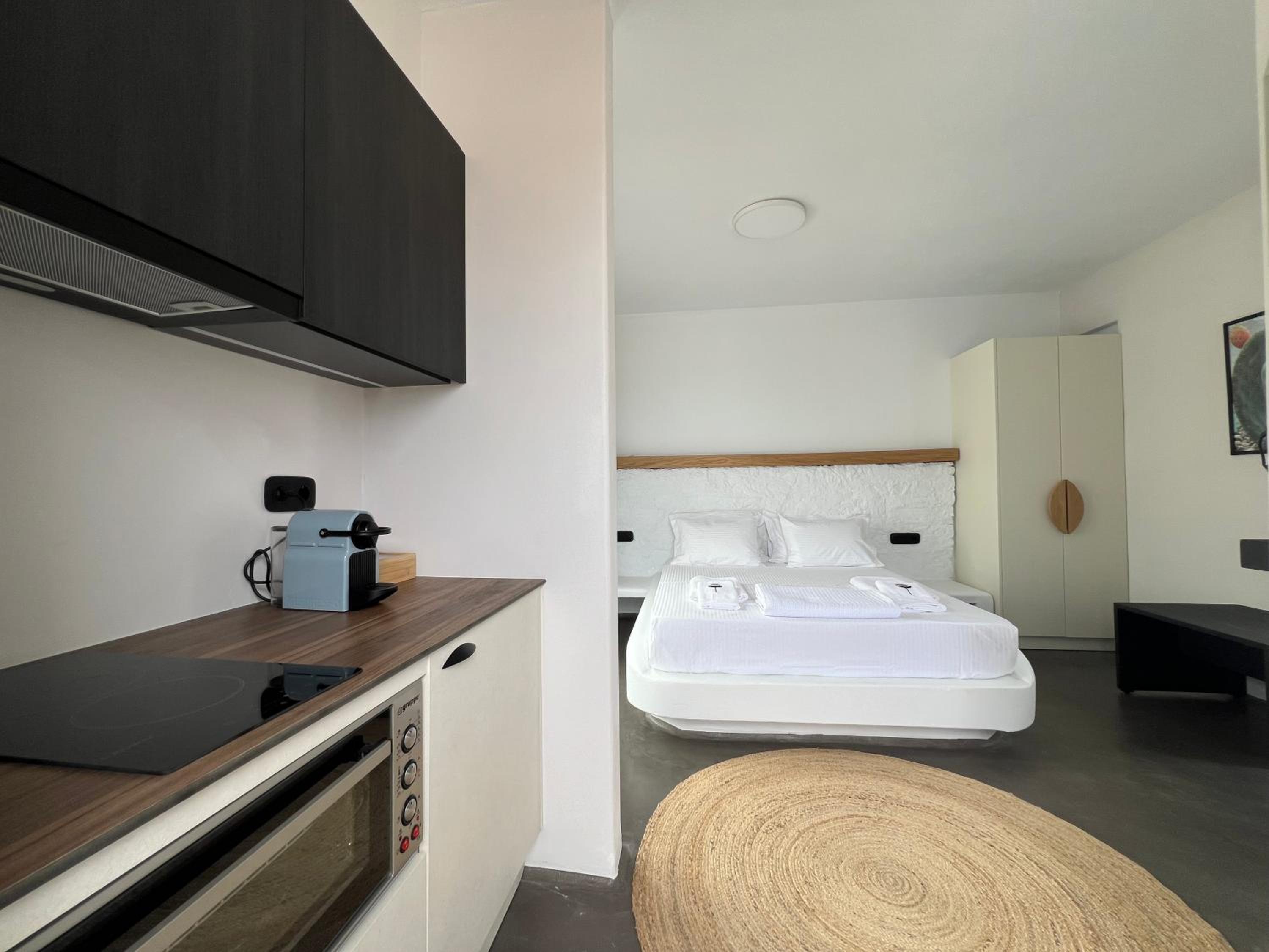 Thronos Suites
