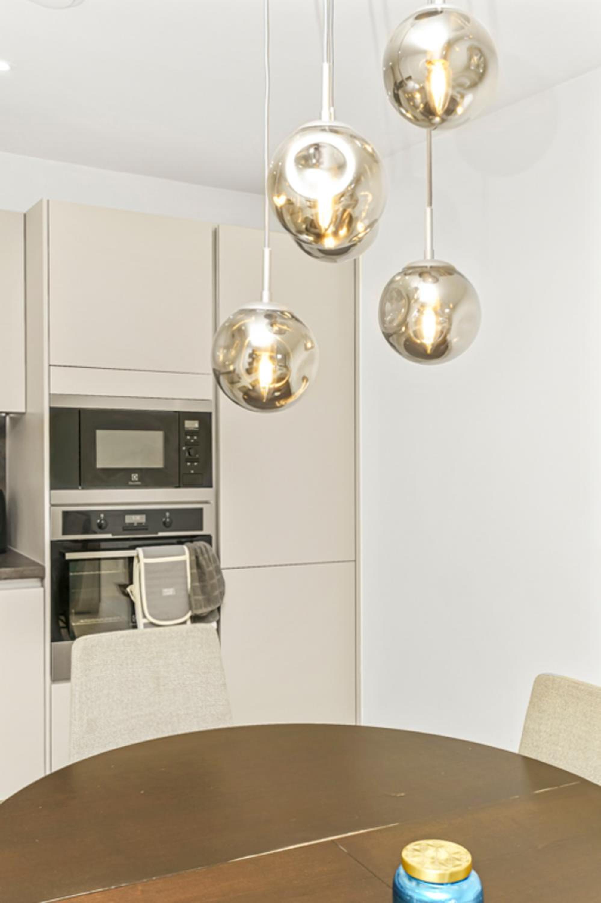 Stylish Surrey Quays Apartment - 10 mins from station