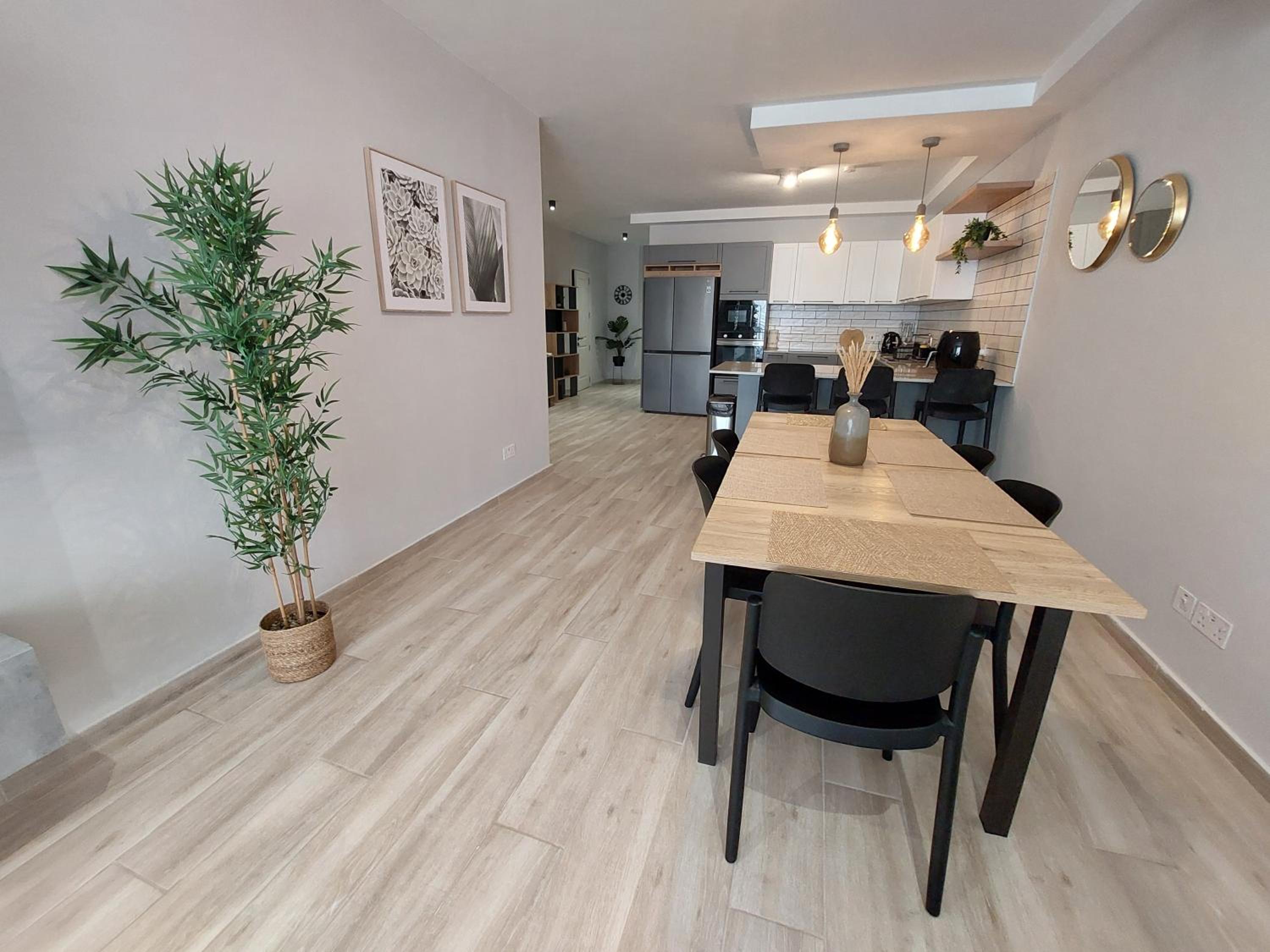 Modern 3BD Apartment with Spacious Balcony & Outside Furniture - Marsalforn Bay view 5