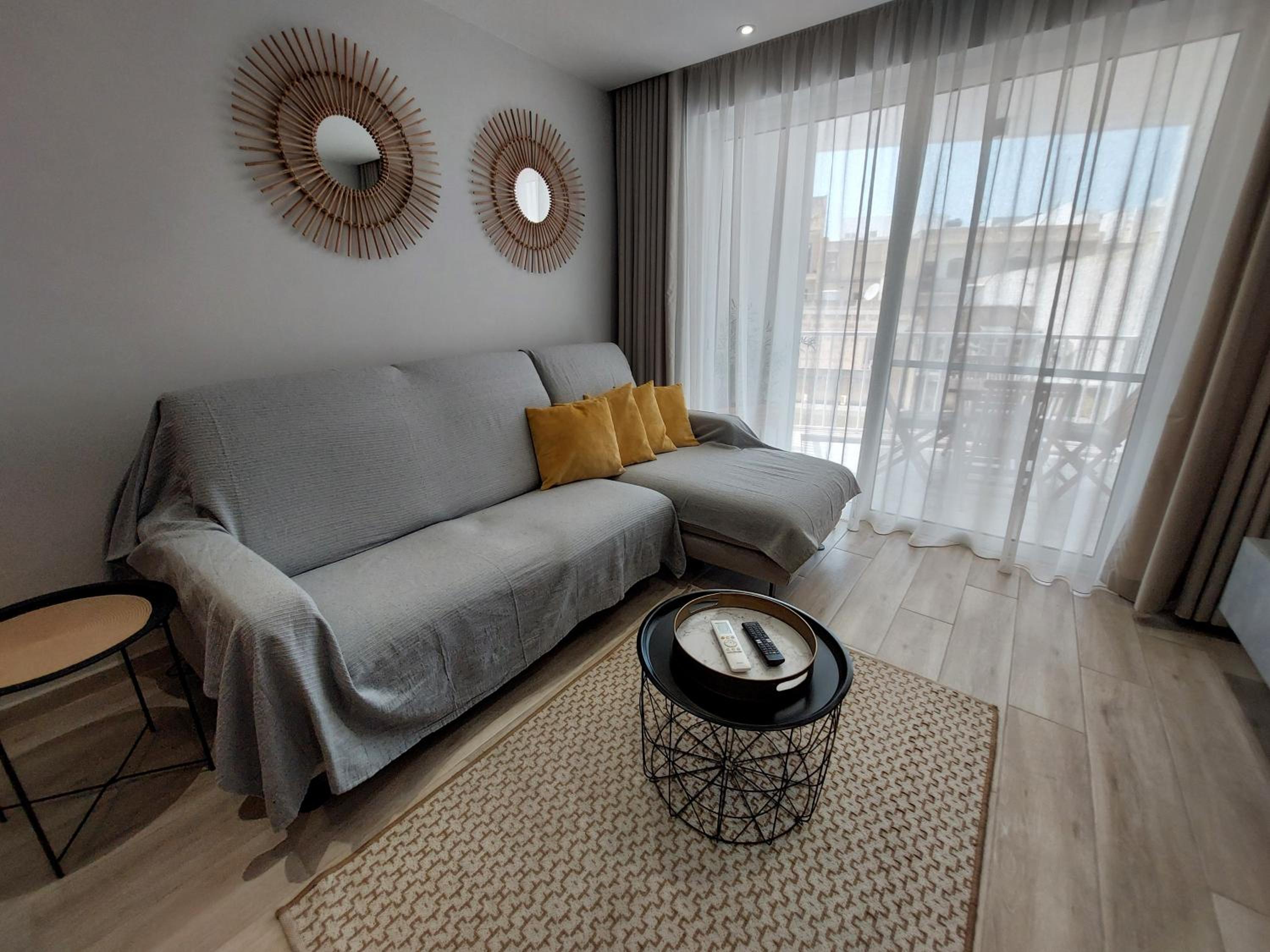 Modern 3BD Apartment with Spacious Balcony & Outside Furniture - Marsalforn Bay view 4